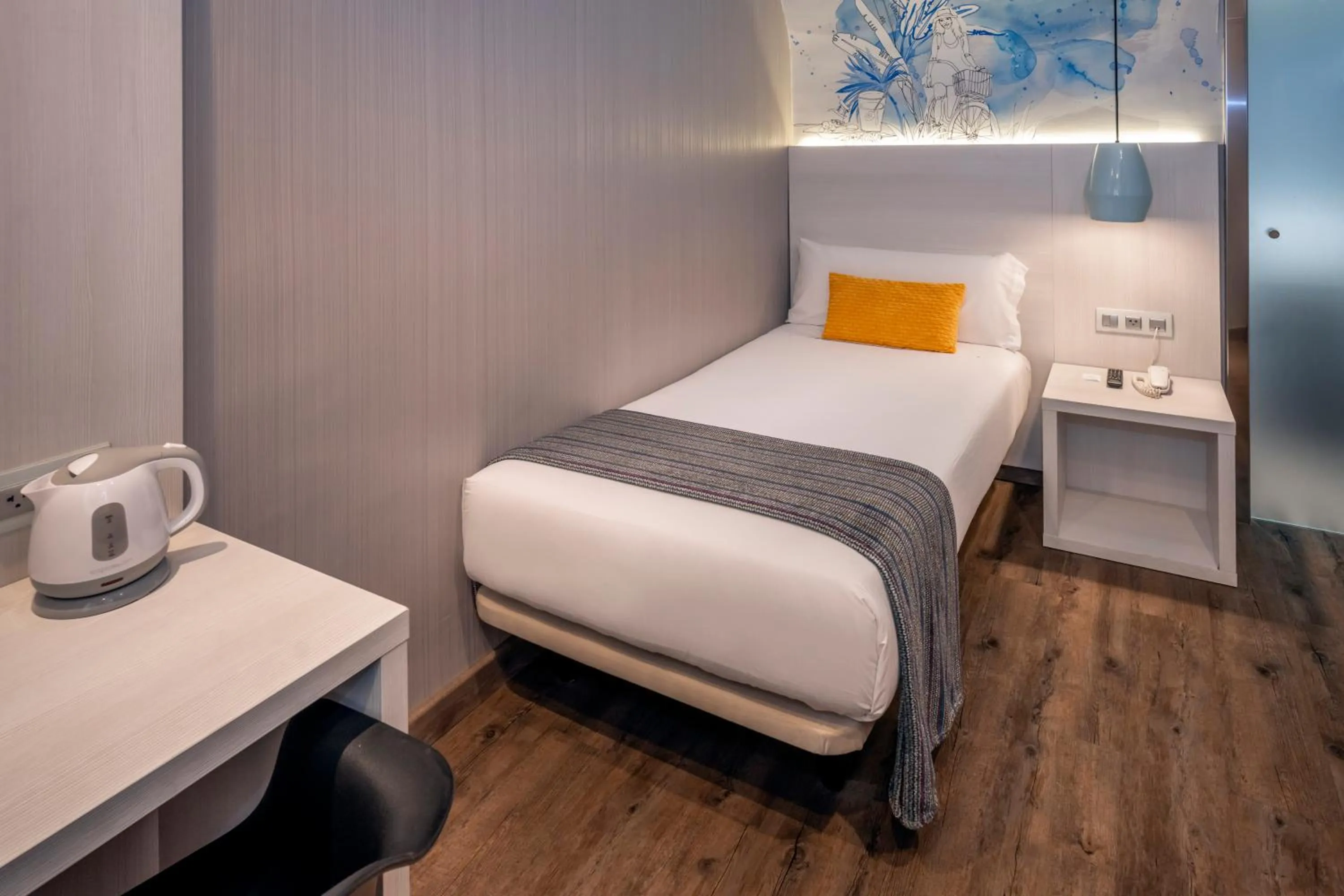 Photo of the whole room, Bed in Hostal Operaramblas