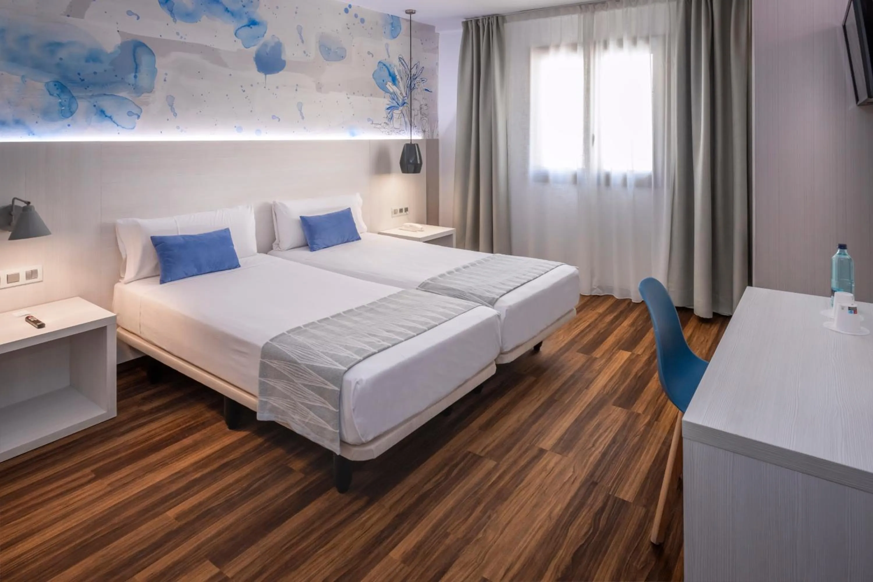 Photo of the whole room, Bed in Hostal Operaramblas