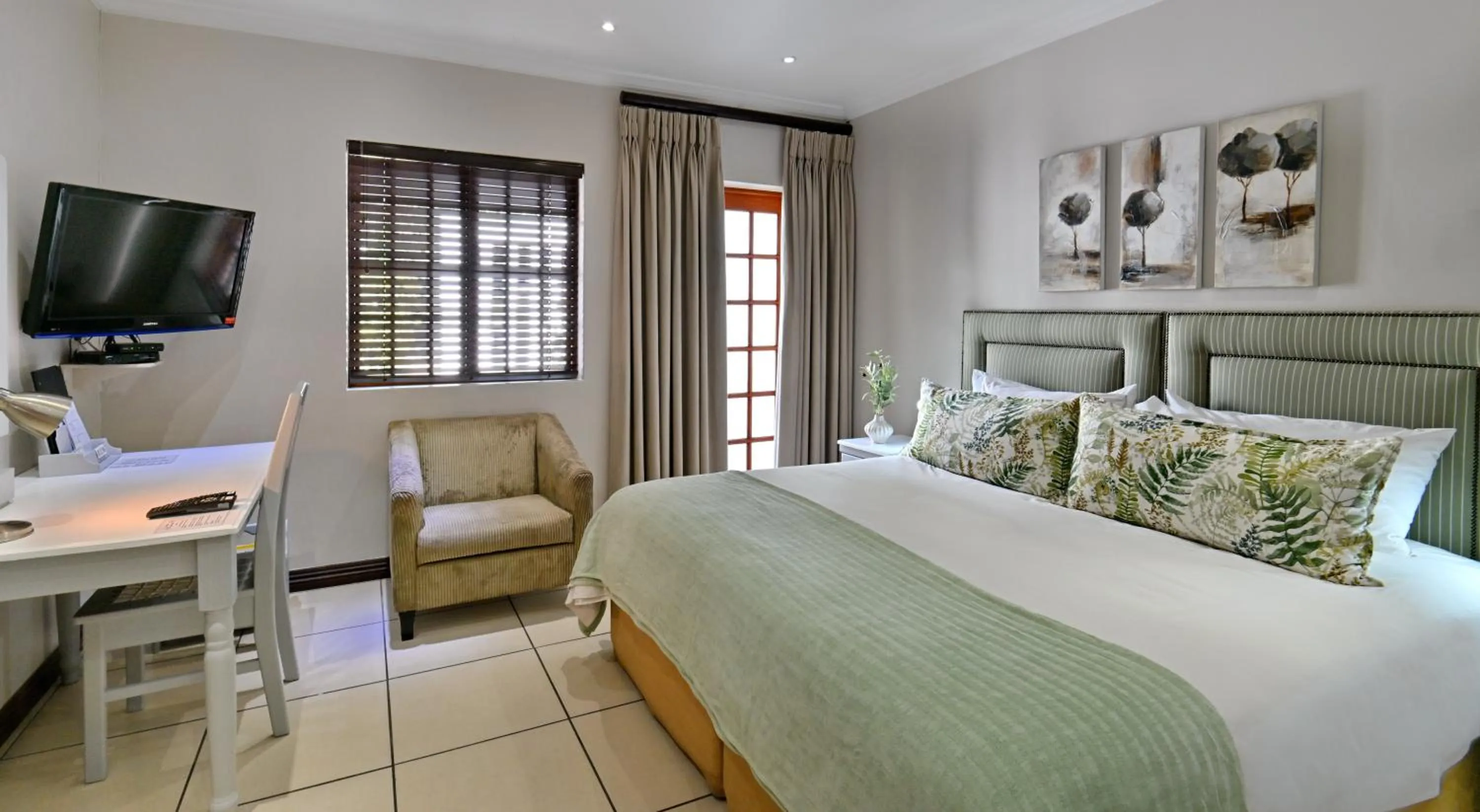 TV and multimedia, Bed in Rivonia Premier Lodge