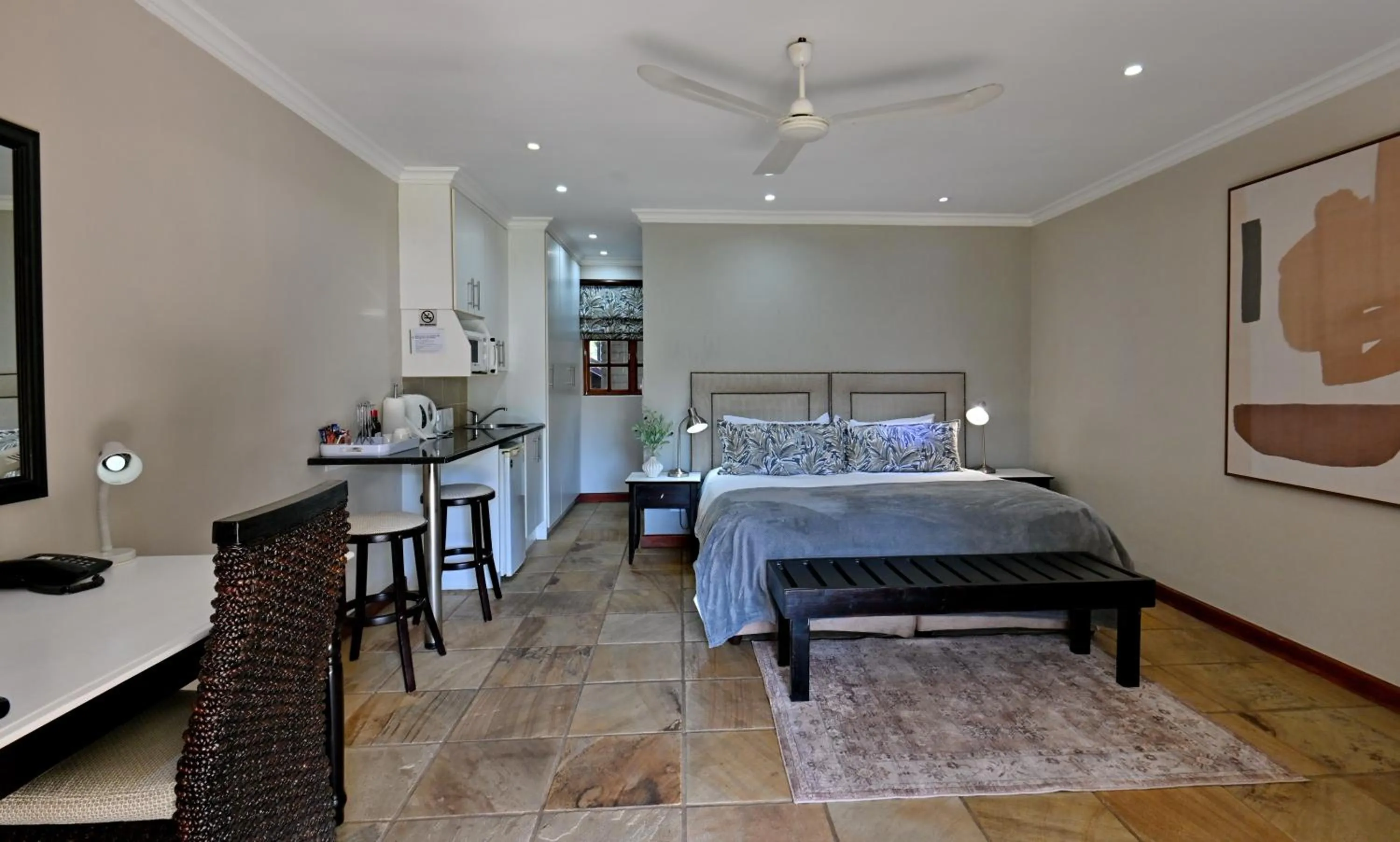 Kitchen or kitchenette, Bed in Rivonia Premier Lodge