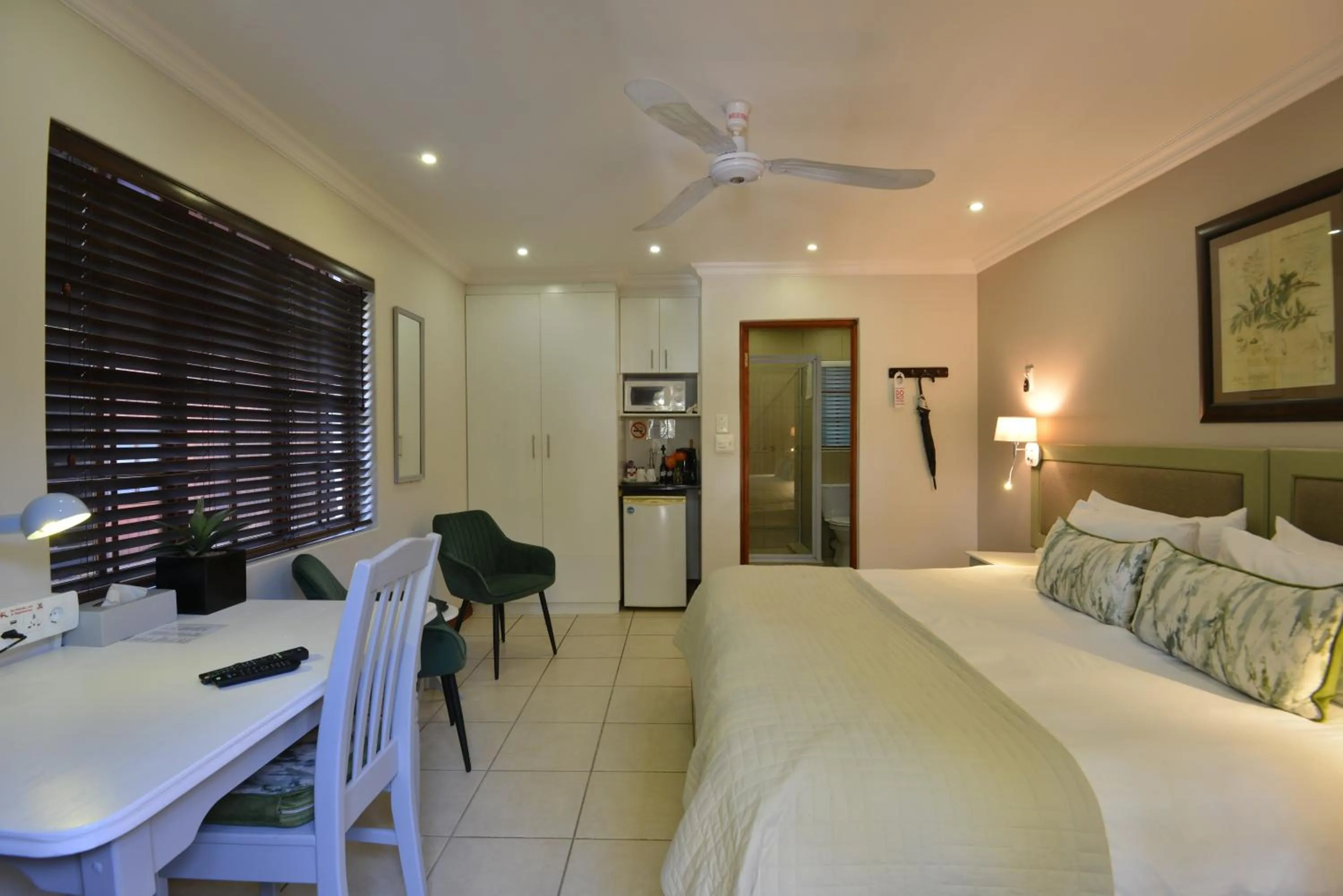 Coffee/tea facilities, Bed in Rivonia Premier Lodge