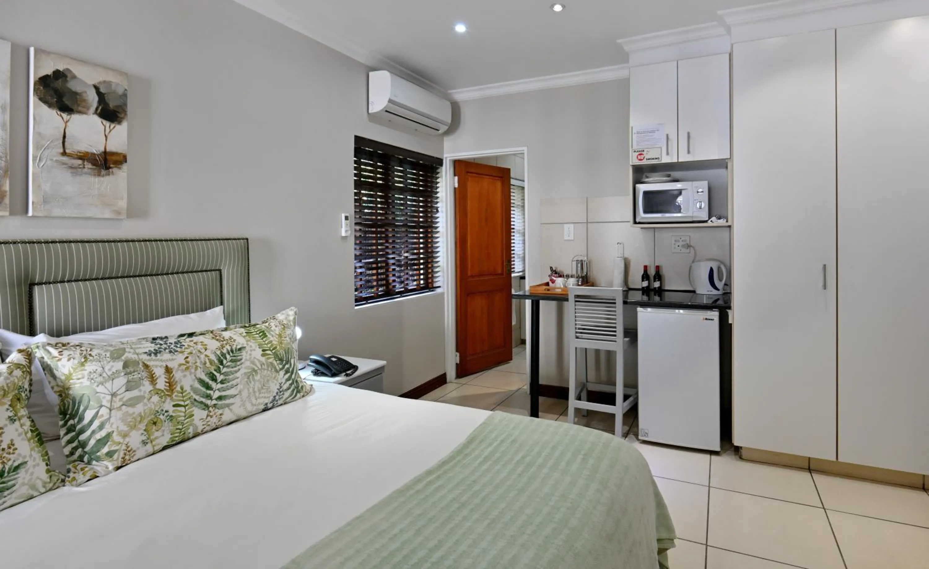 Coffee/tea facilities, Bed in Rivonia Premier Lodge