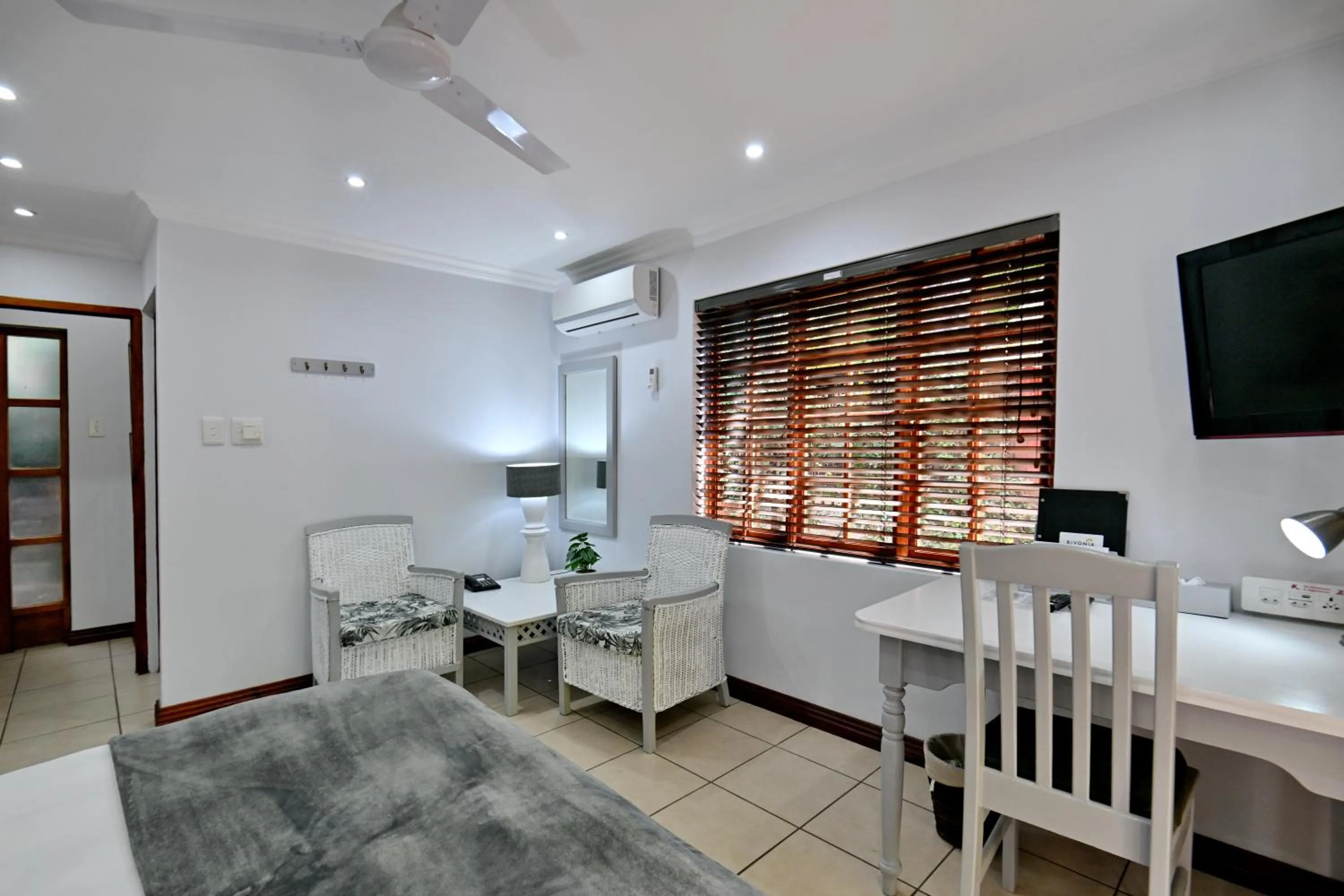 TV and multimedia, Bed in Rivonia Premier Lodge