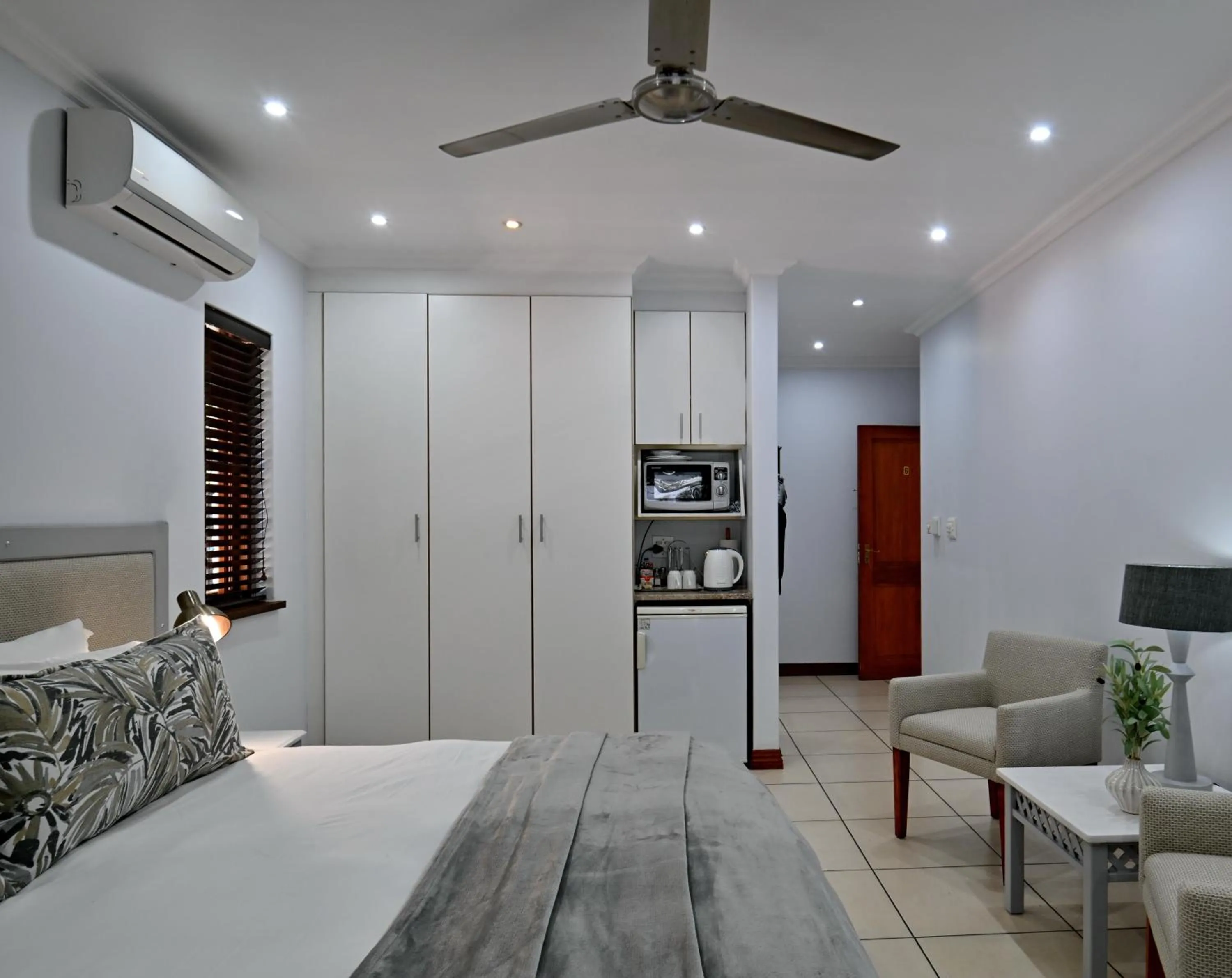 Coffee/tea facilities, Bed in Rivonia Premier Lodge