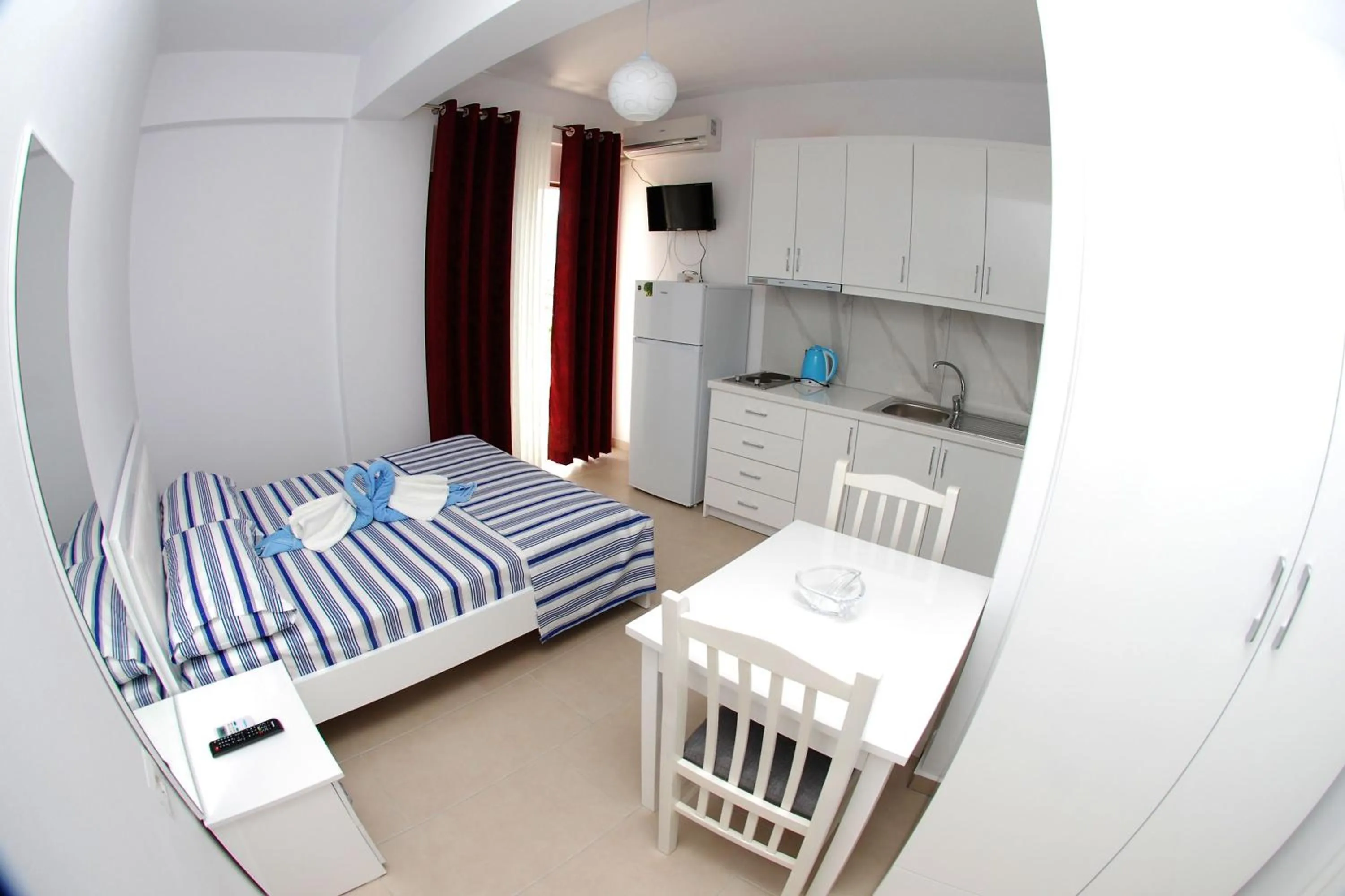 Photo of the whole room, Bed in Vila Renato Ksamil