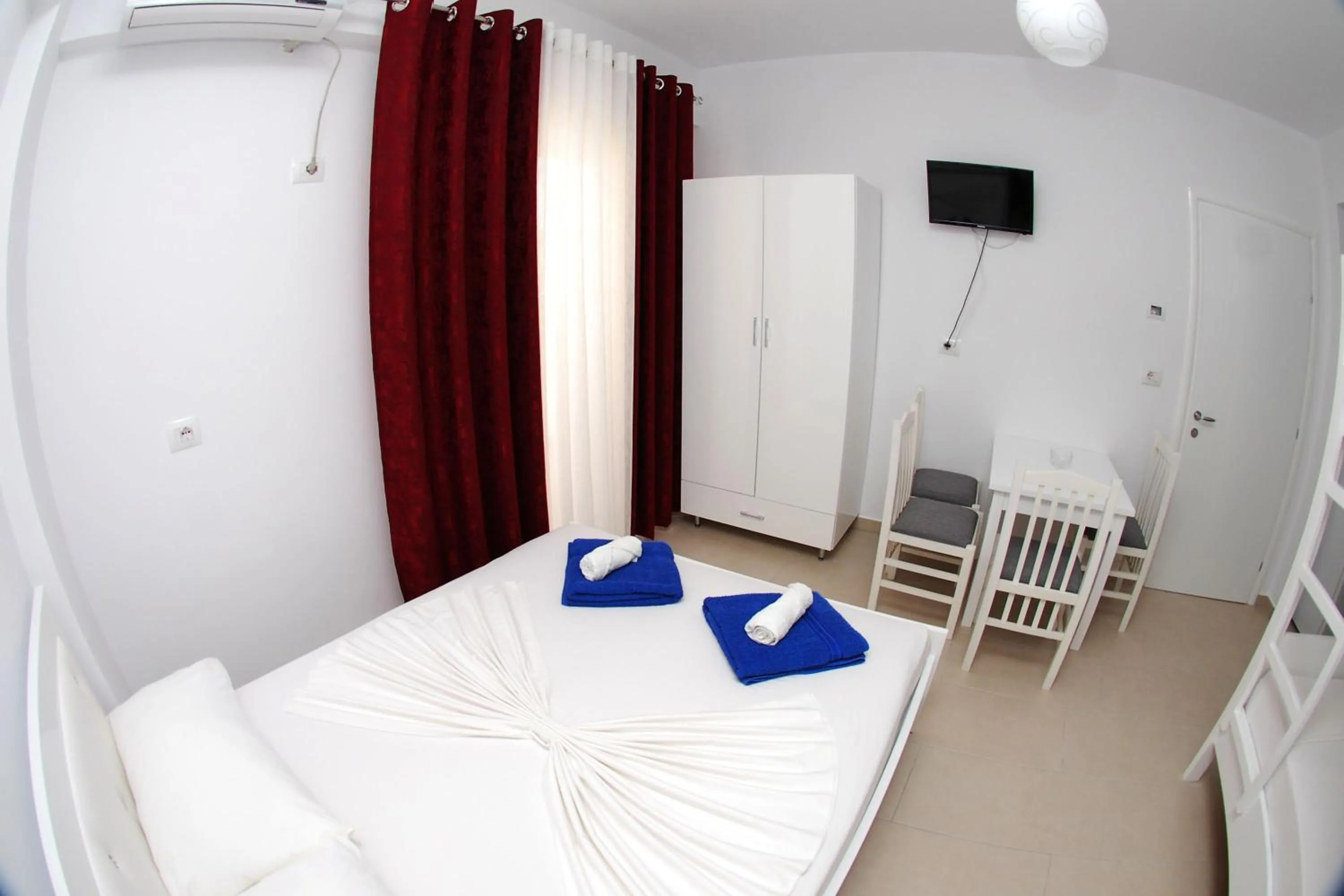 Photo of the whole room, Bed in Vila Renato Ksamil