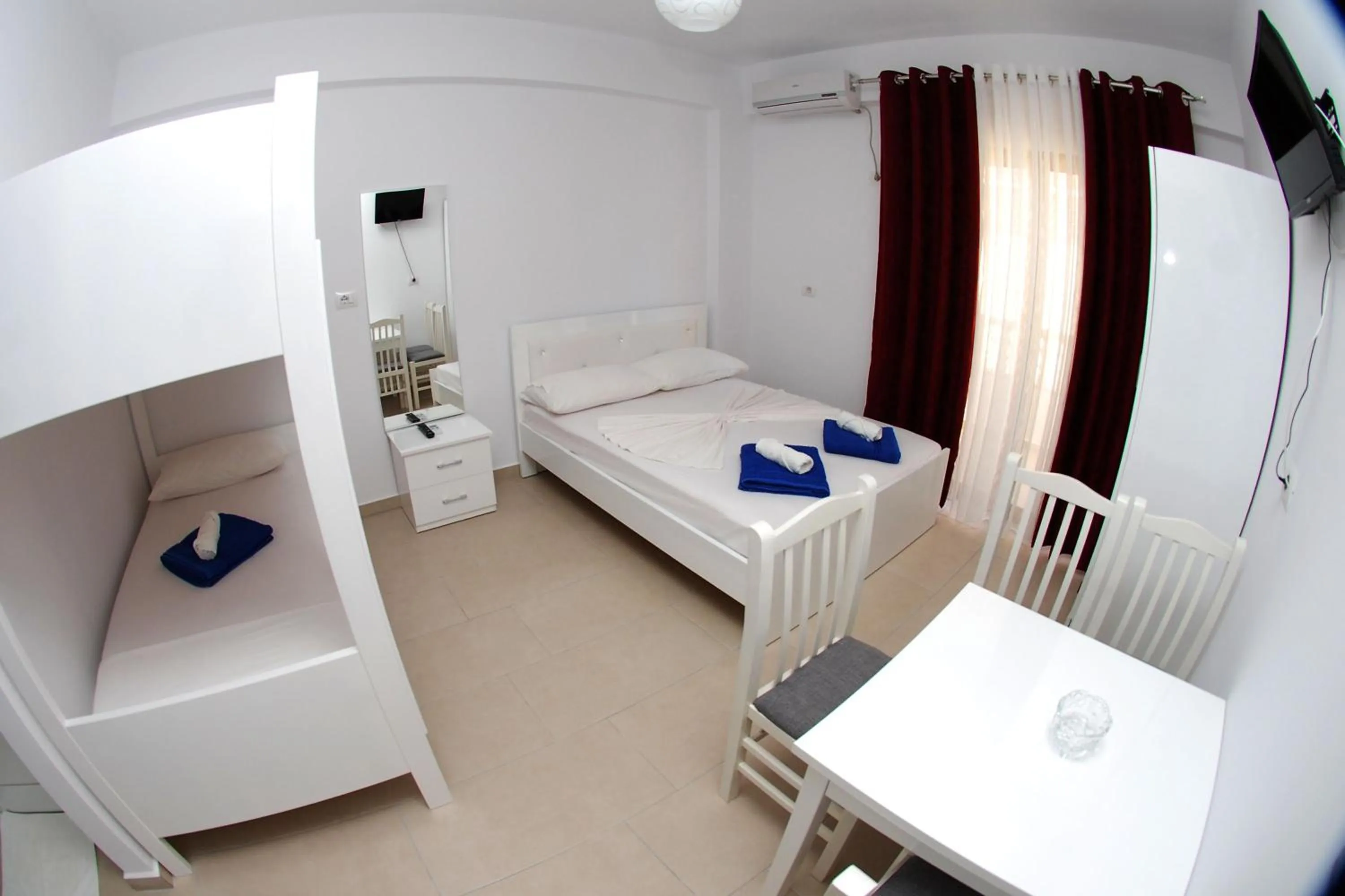 Photo of the whole room, Bed in Vila Renato Ksamil