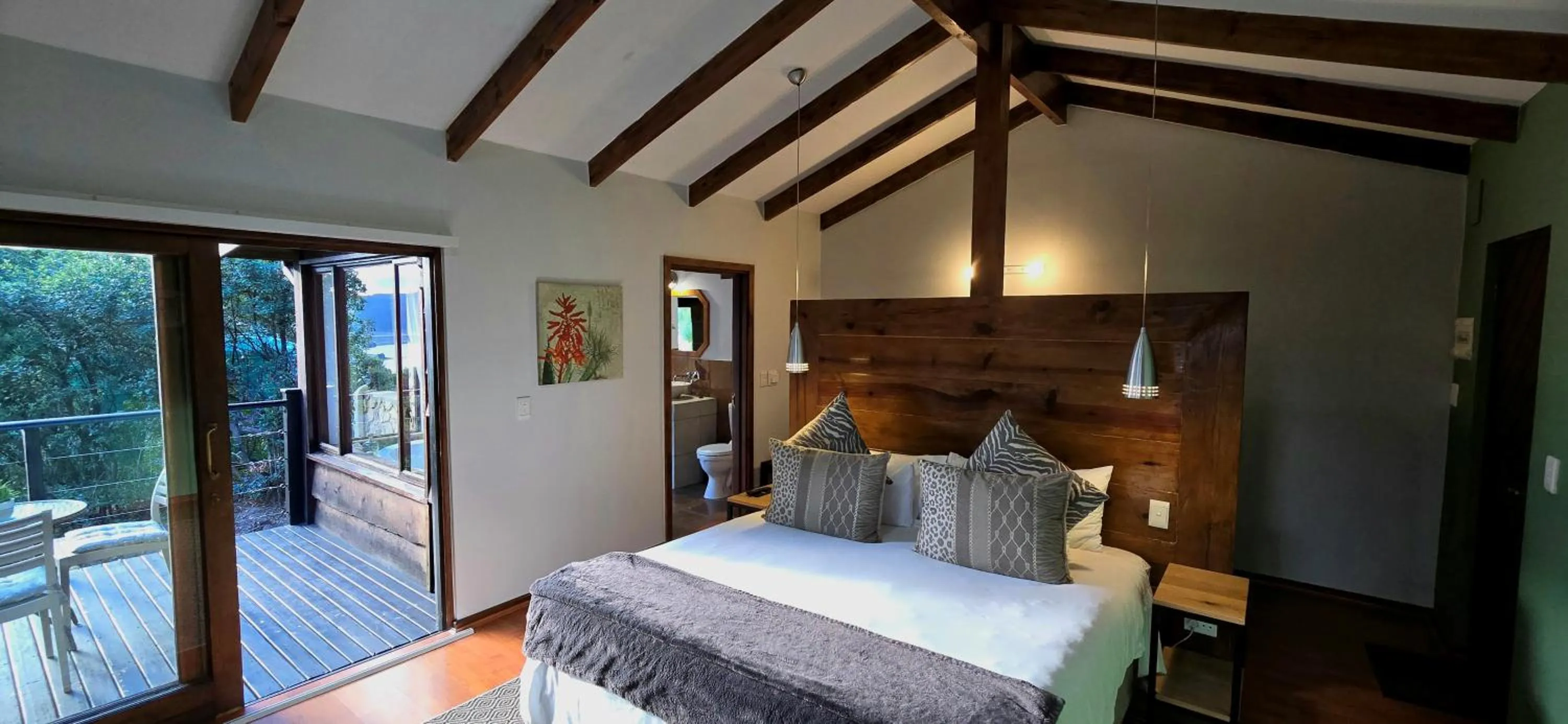 Bed in Elephant Hide of Knysna Guest Lodge