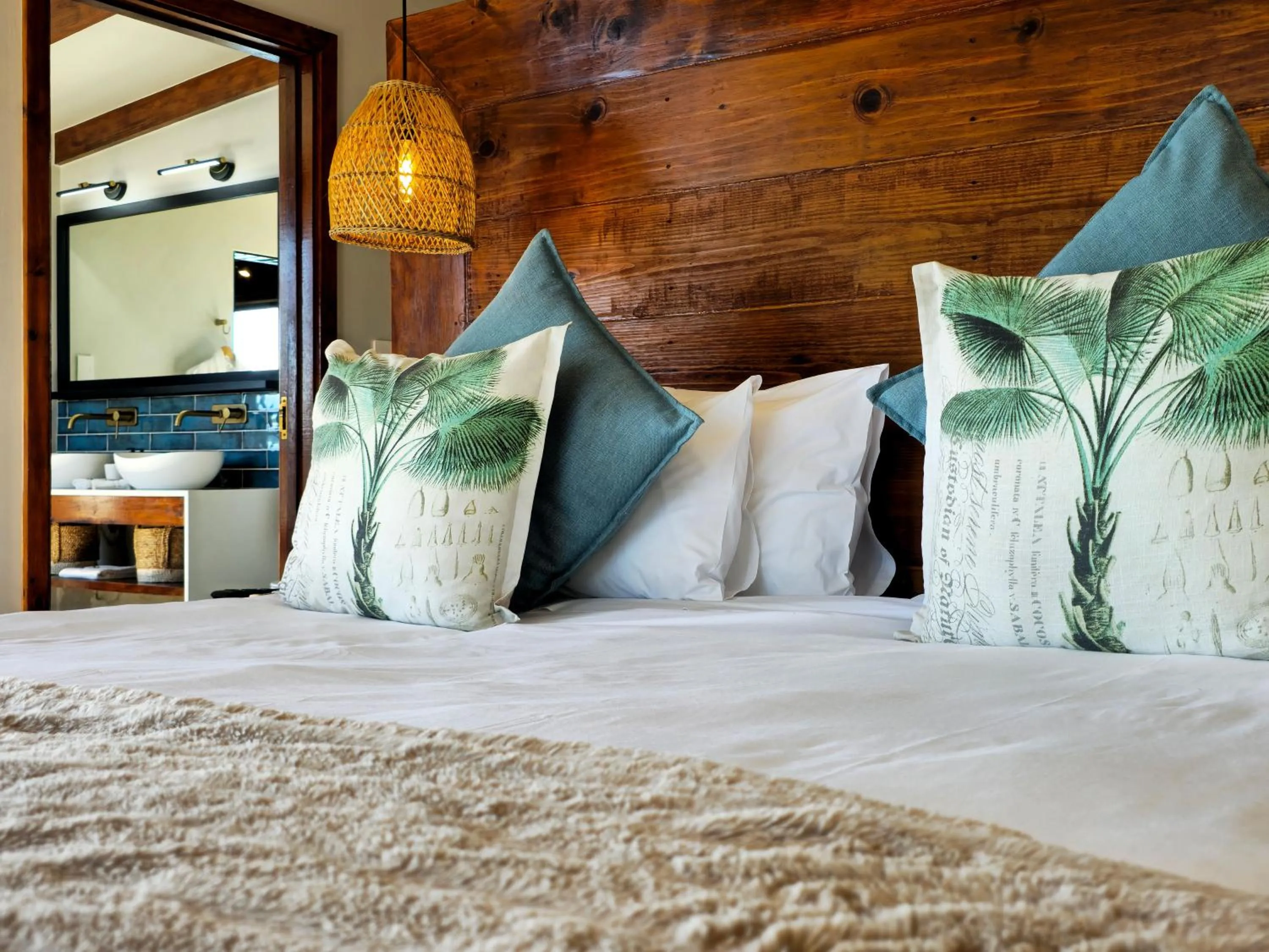 Bed in Elephant Hide of Knysna Guest Lodge