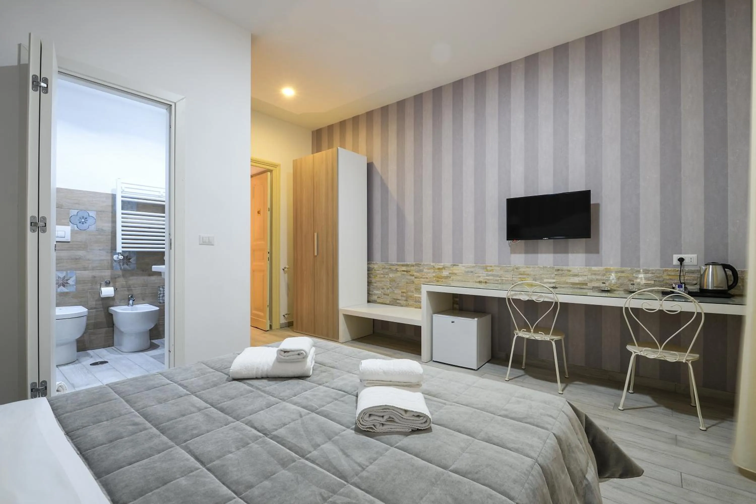 Photo of the whole room, Bed in Vatican Nausicaa