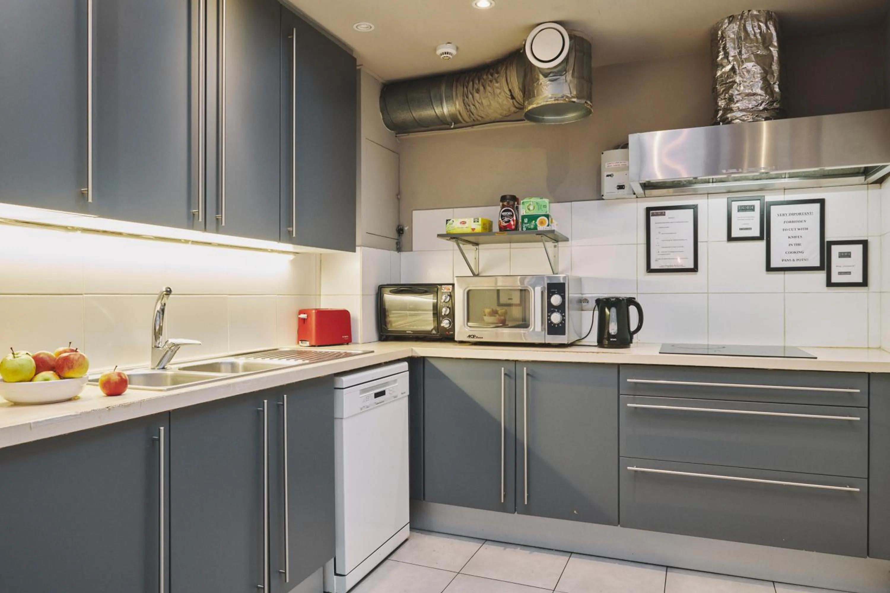 Communal kitchen in The Legacy by 2GO4 City Center