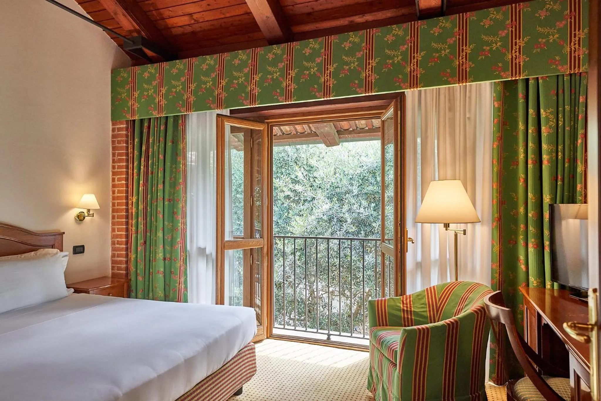 Garden view, Bed in Relais Santo Stefano