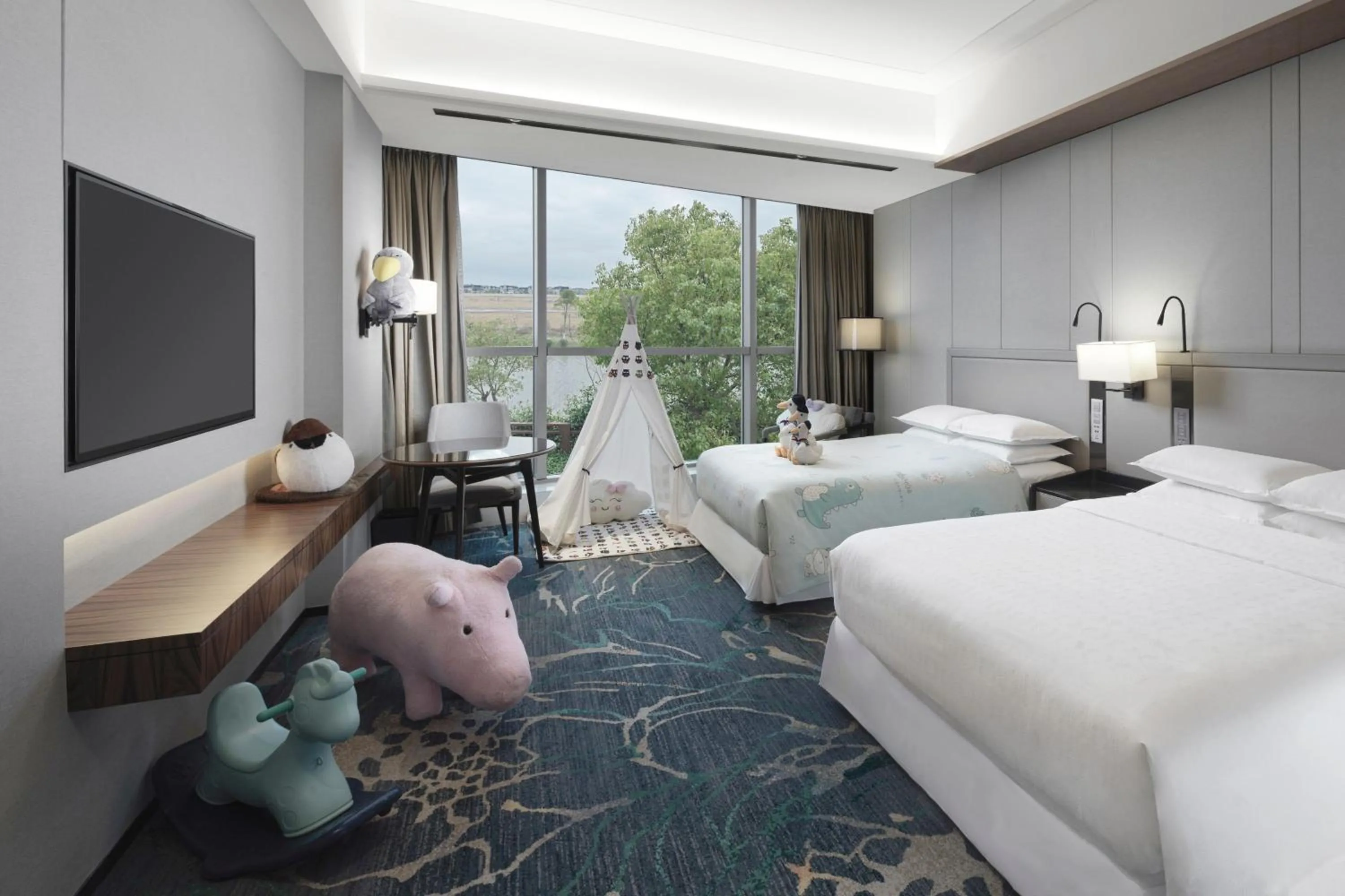 Bedroom, Bed in Sheraton Shanghai Chongming Hotel