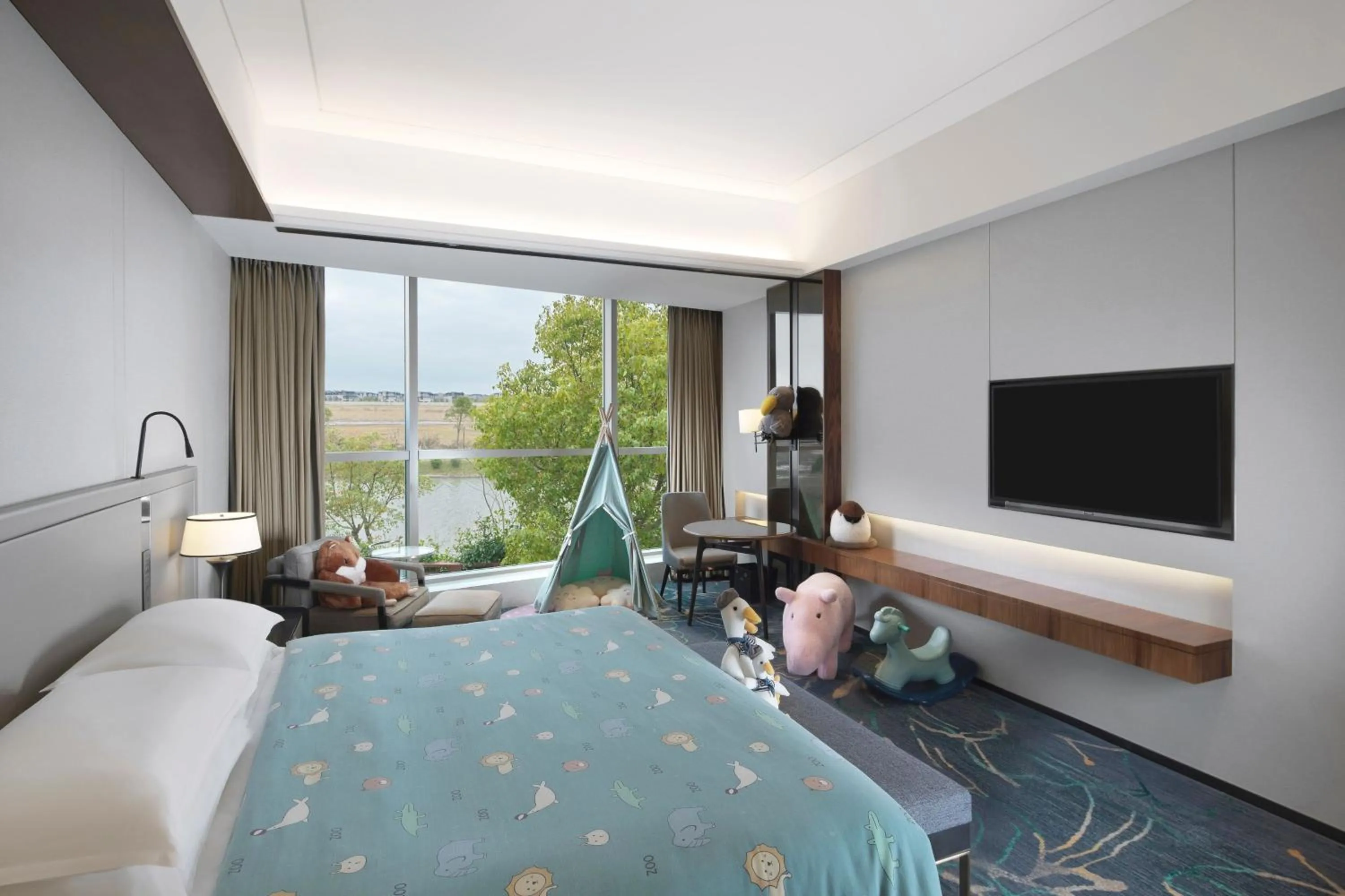 Photo of the whole room, Bed in Sheraton Shanghai Chongming Hotel