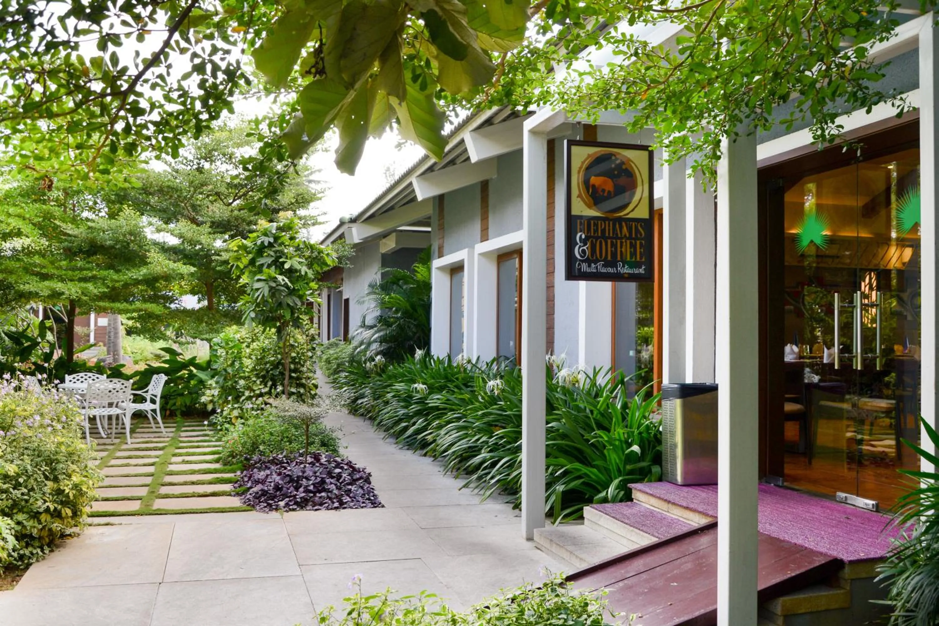 Restaurant/places to eat in Purple Palms Resort & Spa