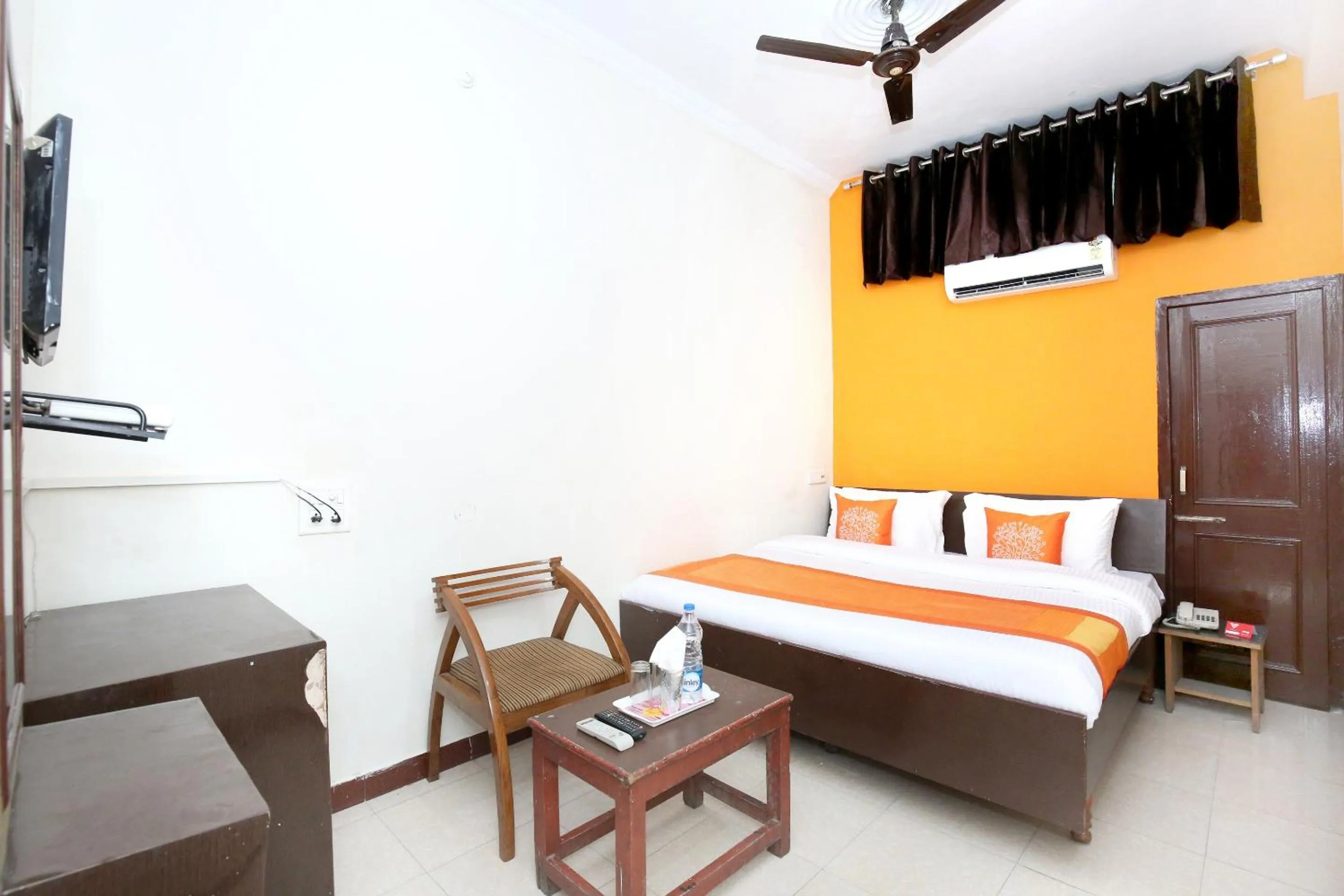 Bedroom in Hotel O Amar Inn