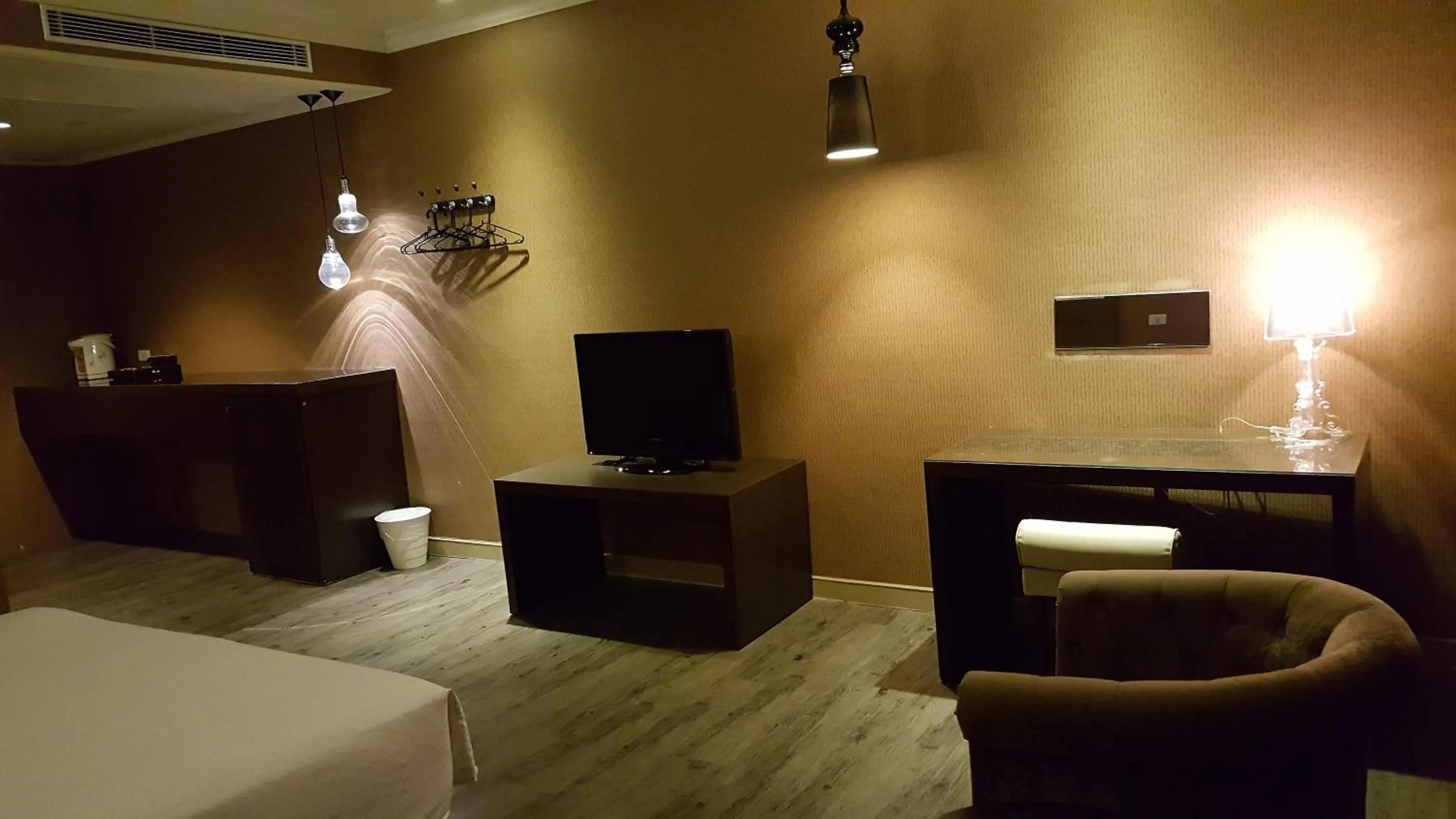 Decorative detail, Bed in The Riverside Hotel & Motel