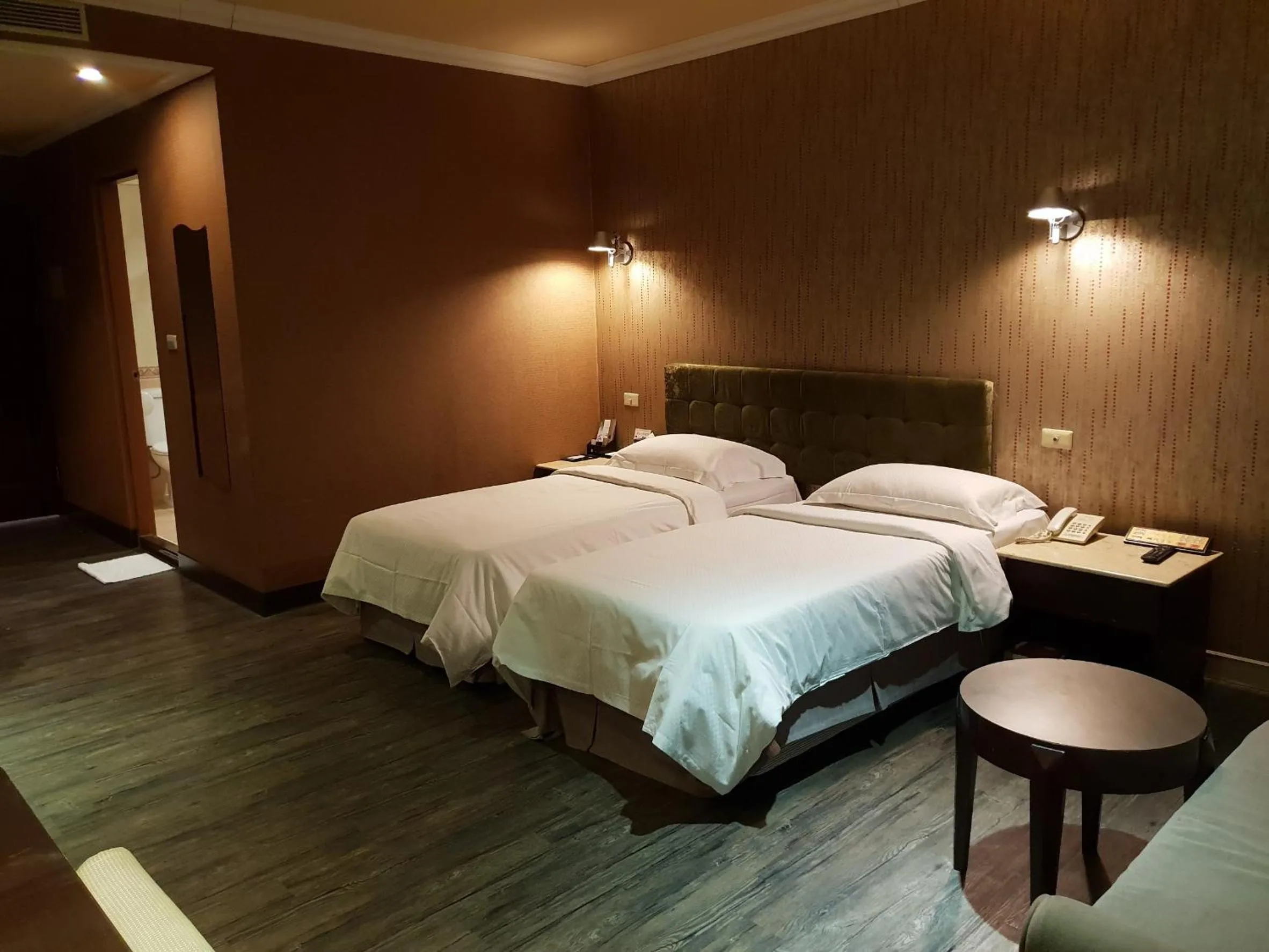 Bedroom, Bed in The Riverside Hotel & Motel