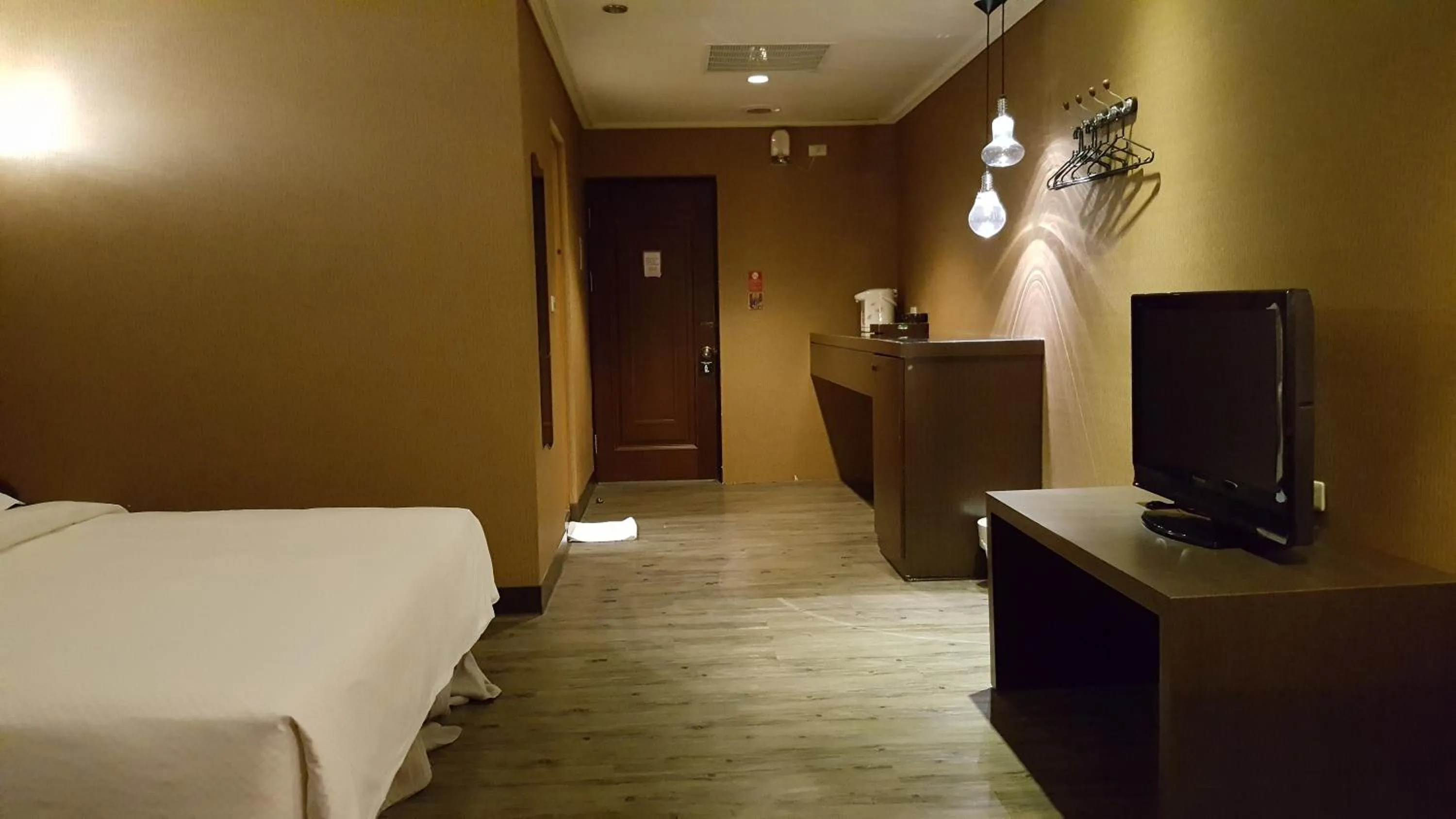 Decorative detail, Bed in The Riverside Hotel & Motel