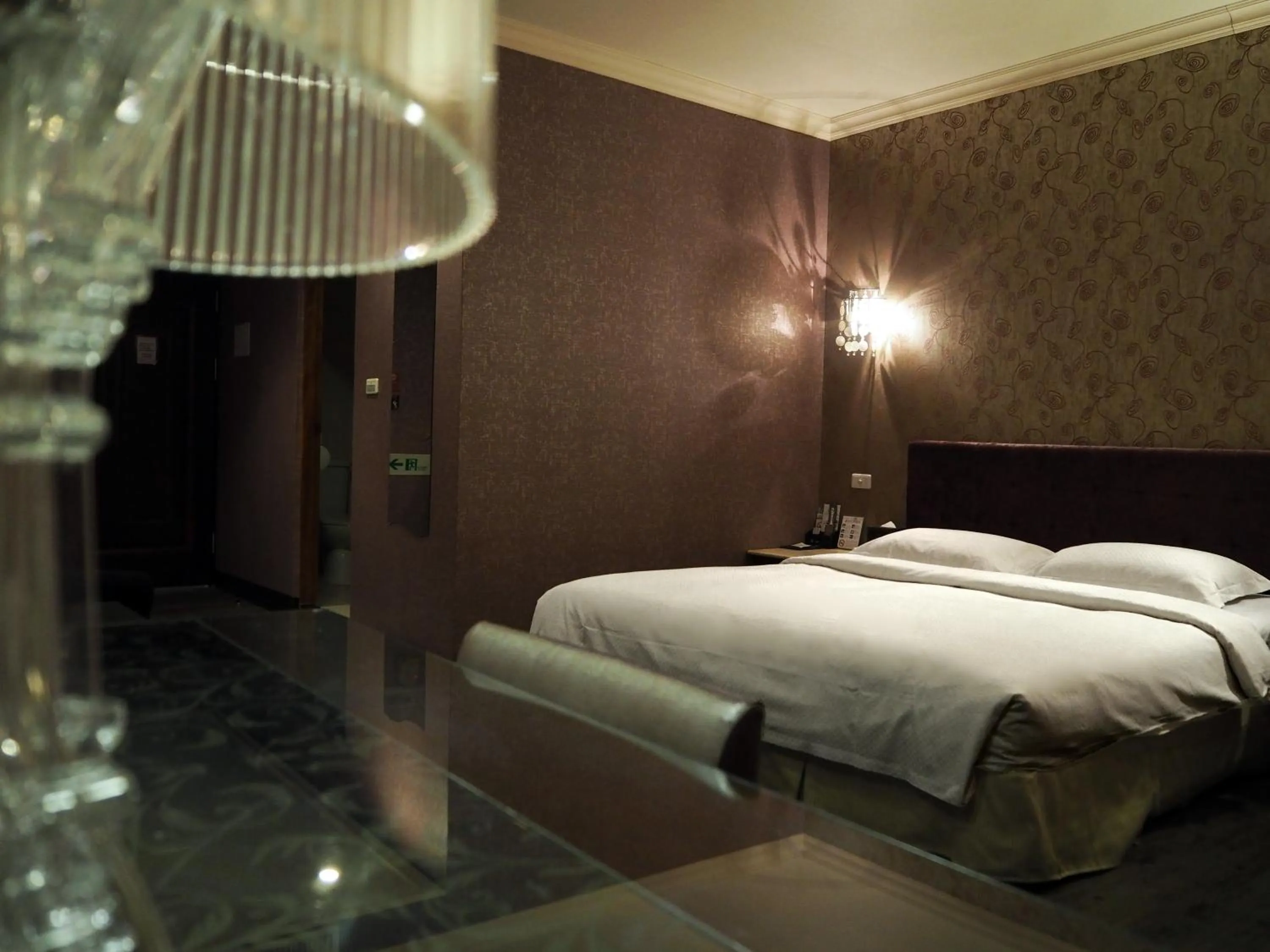 Decorative detail, Bed in The Riverside Hotel & Motel