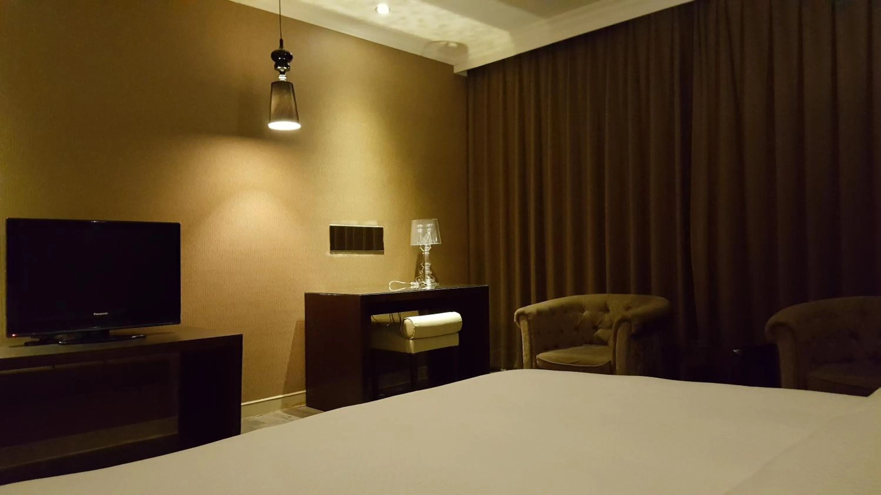 Decorative detail, Bed in The Riverside Hotel & Motel