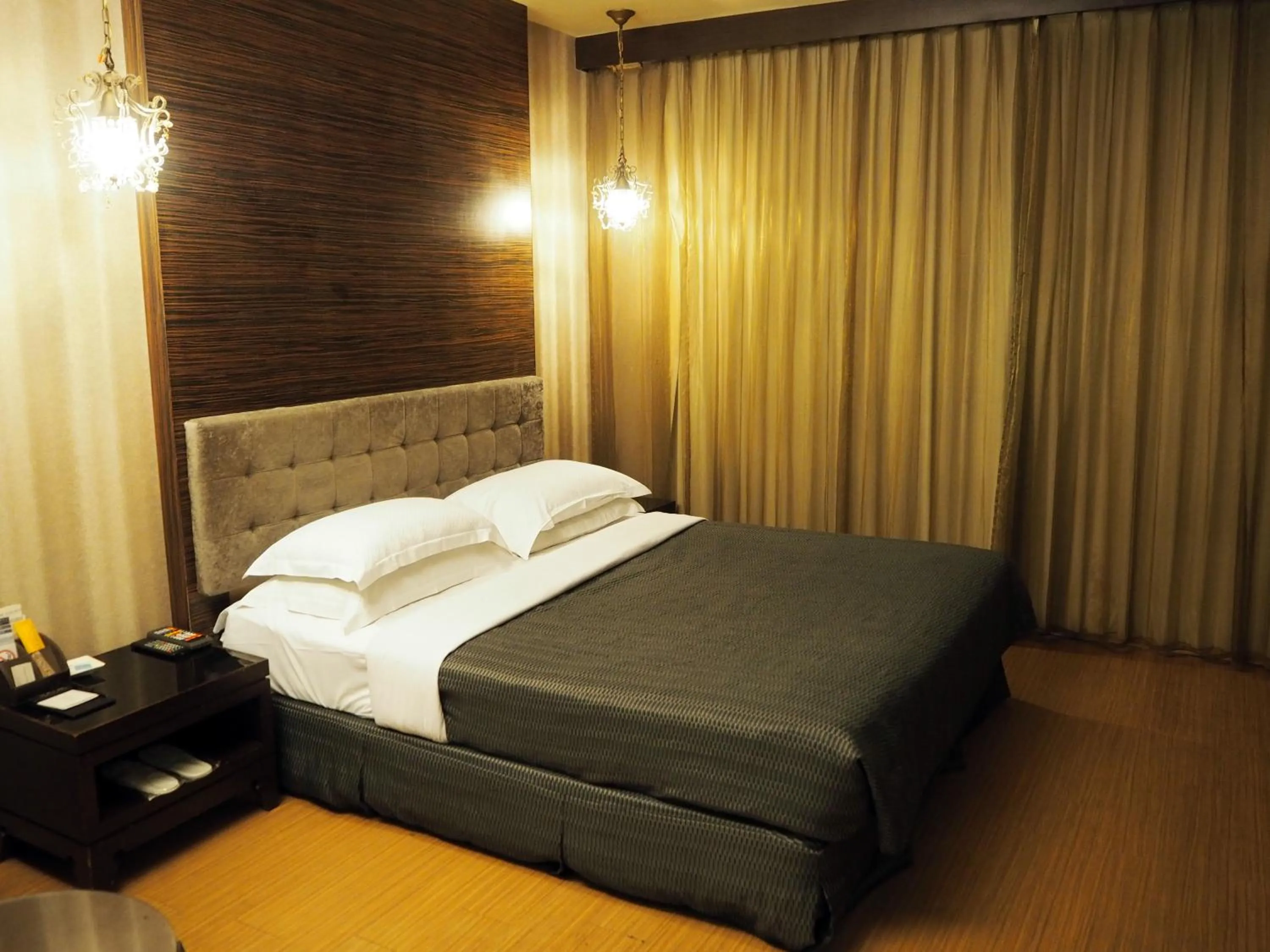 Decorative detail, Bed in The Riverside Hotel & Motel