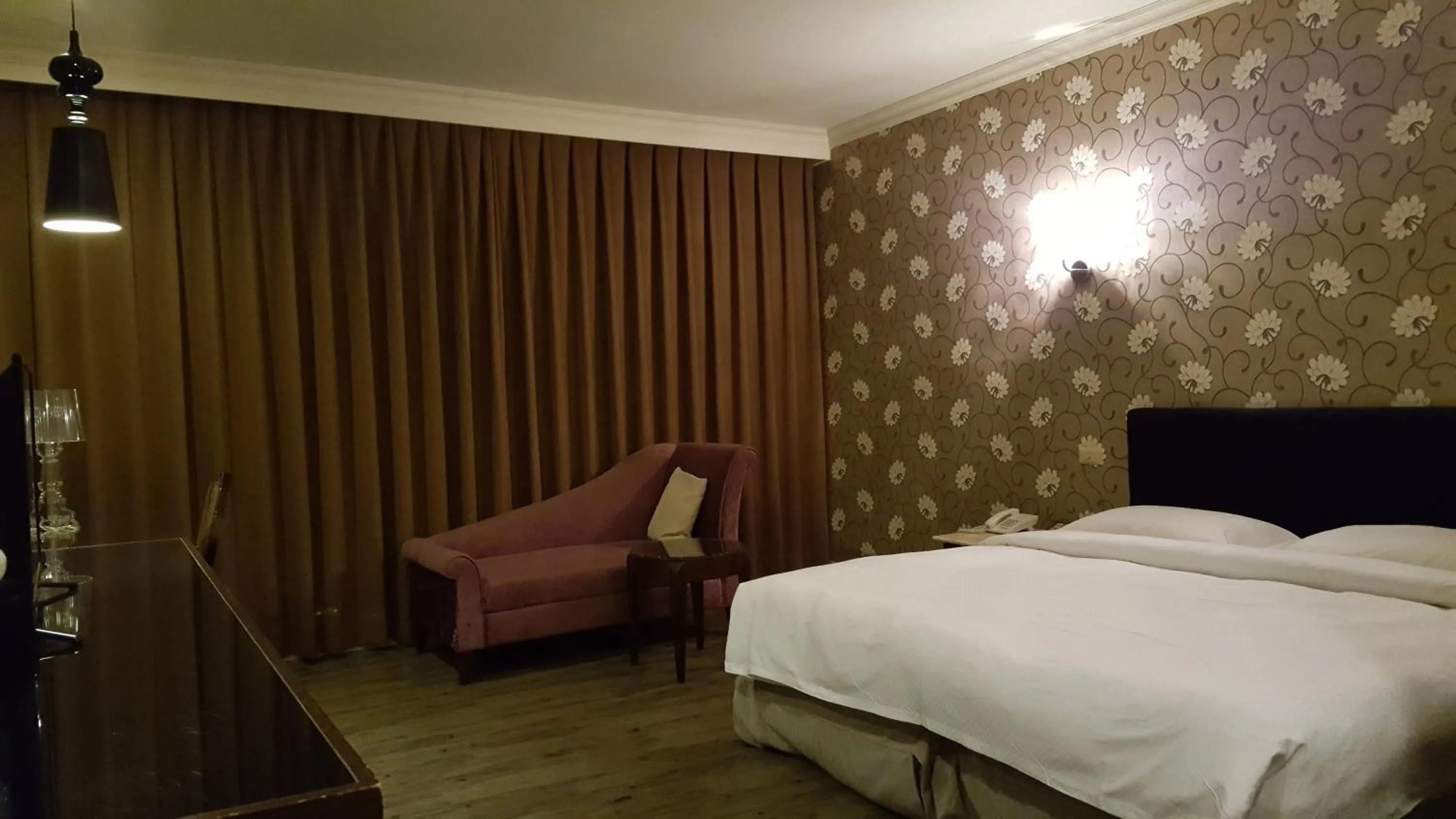 Photo of the whole room, Bed in The Riverside Hotel & Motel