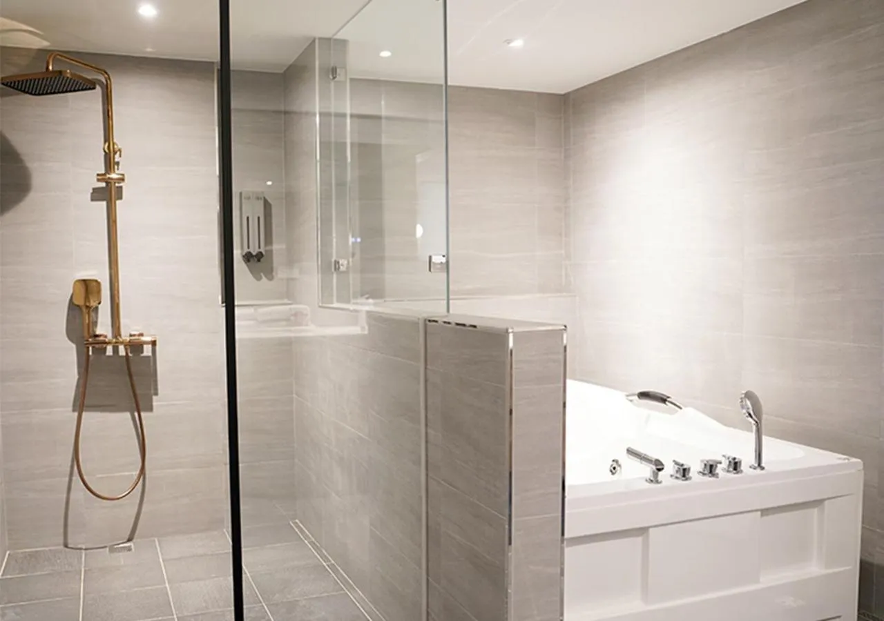 Bathroom in The Riverside Hotel & Motel