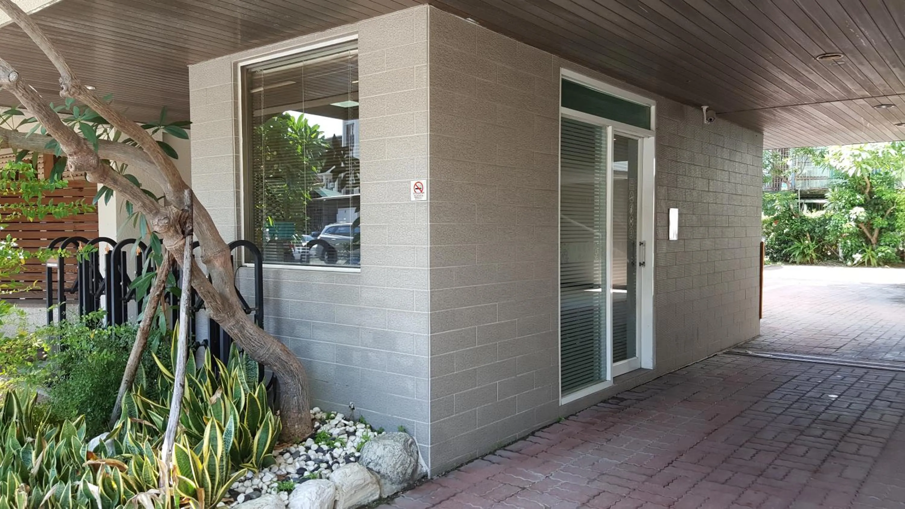 Facade/entrance in The Riverside Hotel & Motel