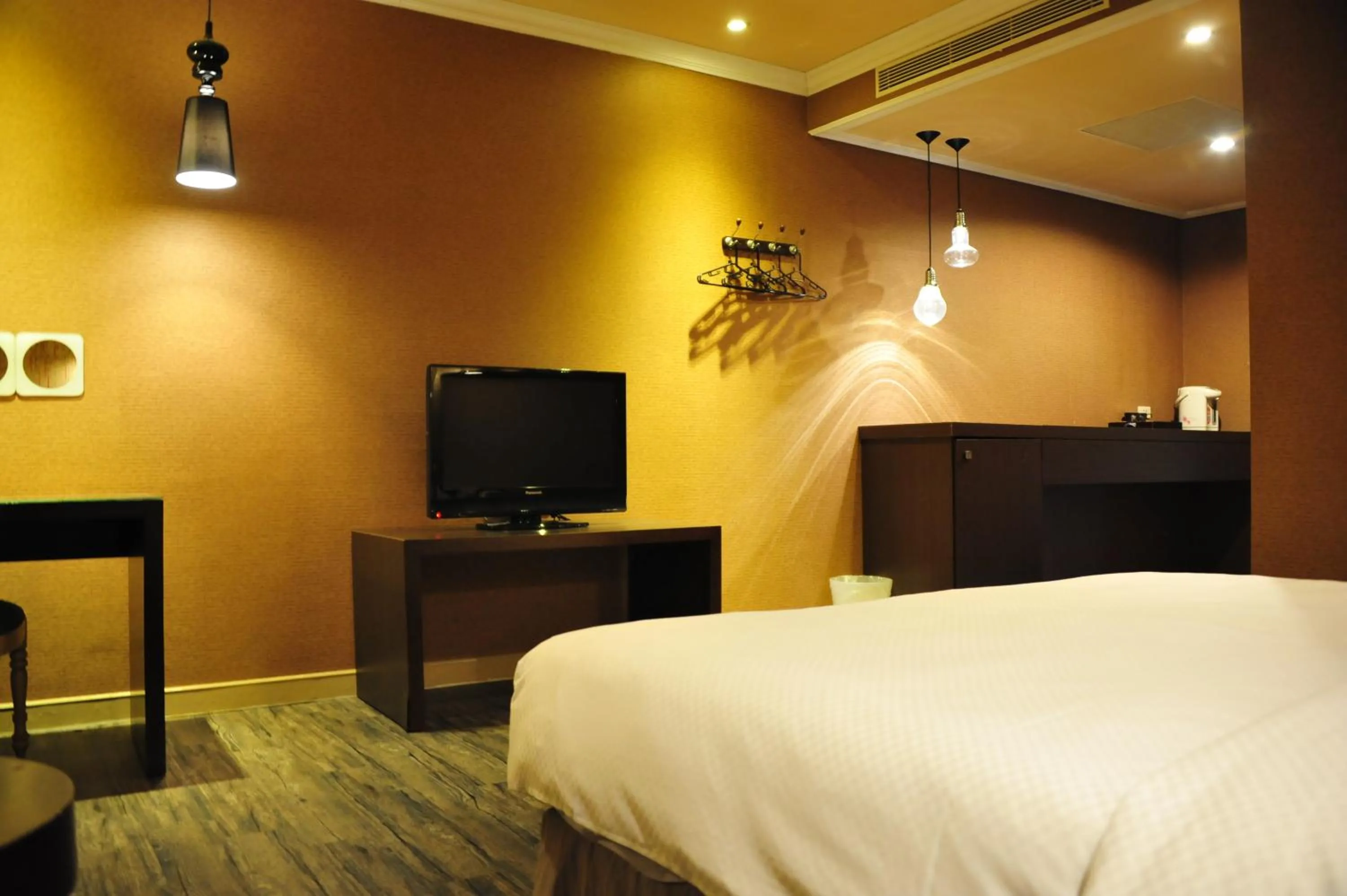 Decorative detail, Bed in The Riverside Hotel & Motel