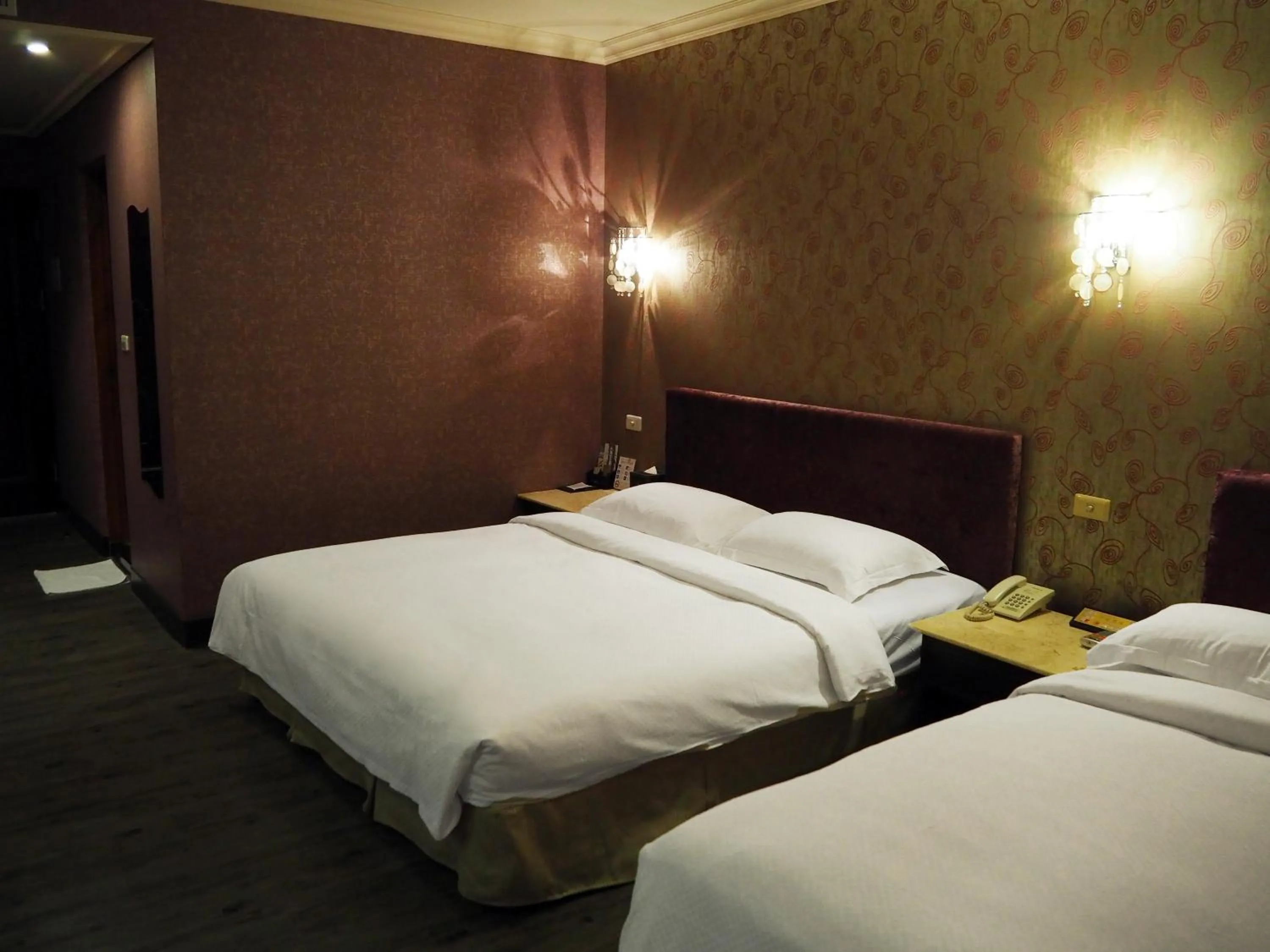 Decorative detail, Bed in The Riverside Hotel & Motel