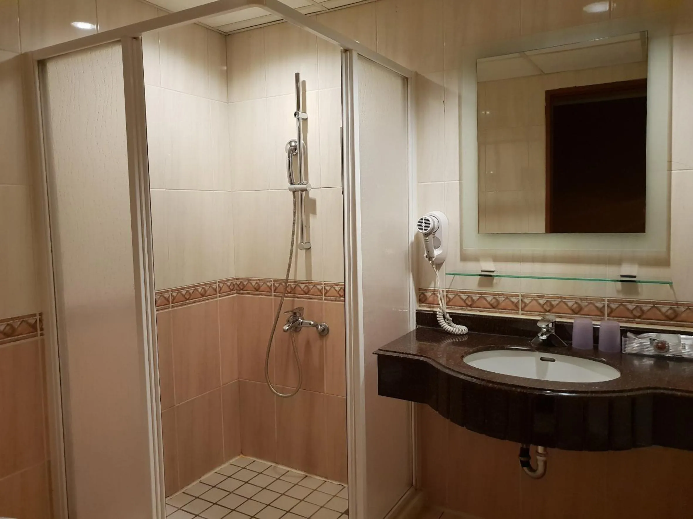Shower in The Riverside Hotel & Motel