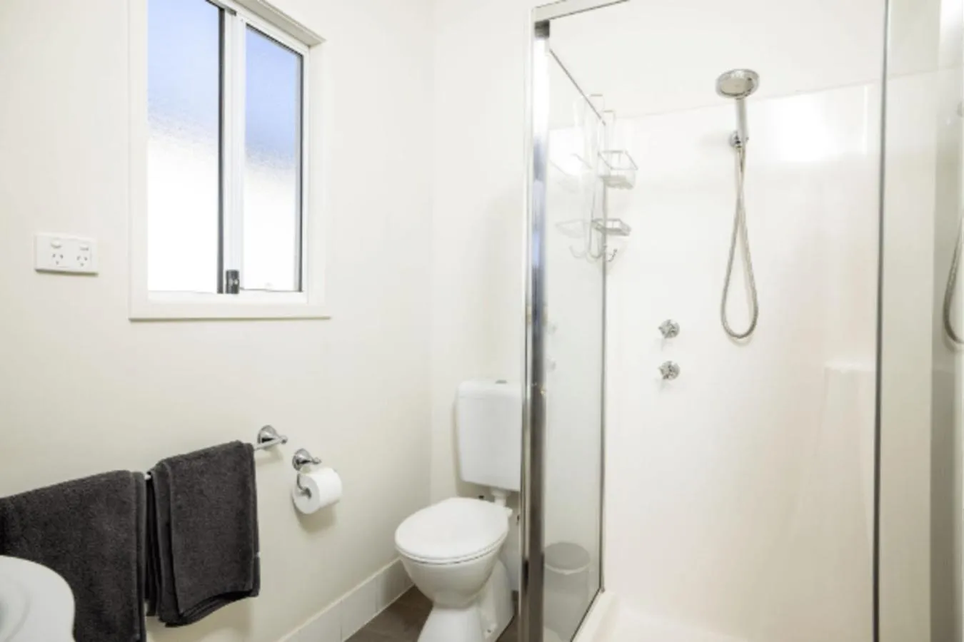 Shower in The Sundowner Cabin & Tourist Park