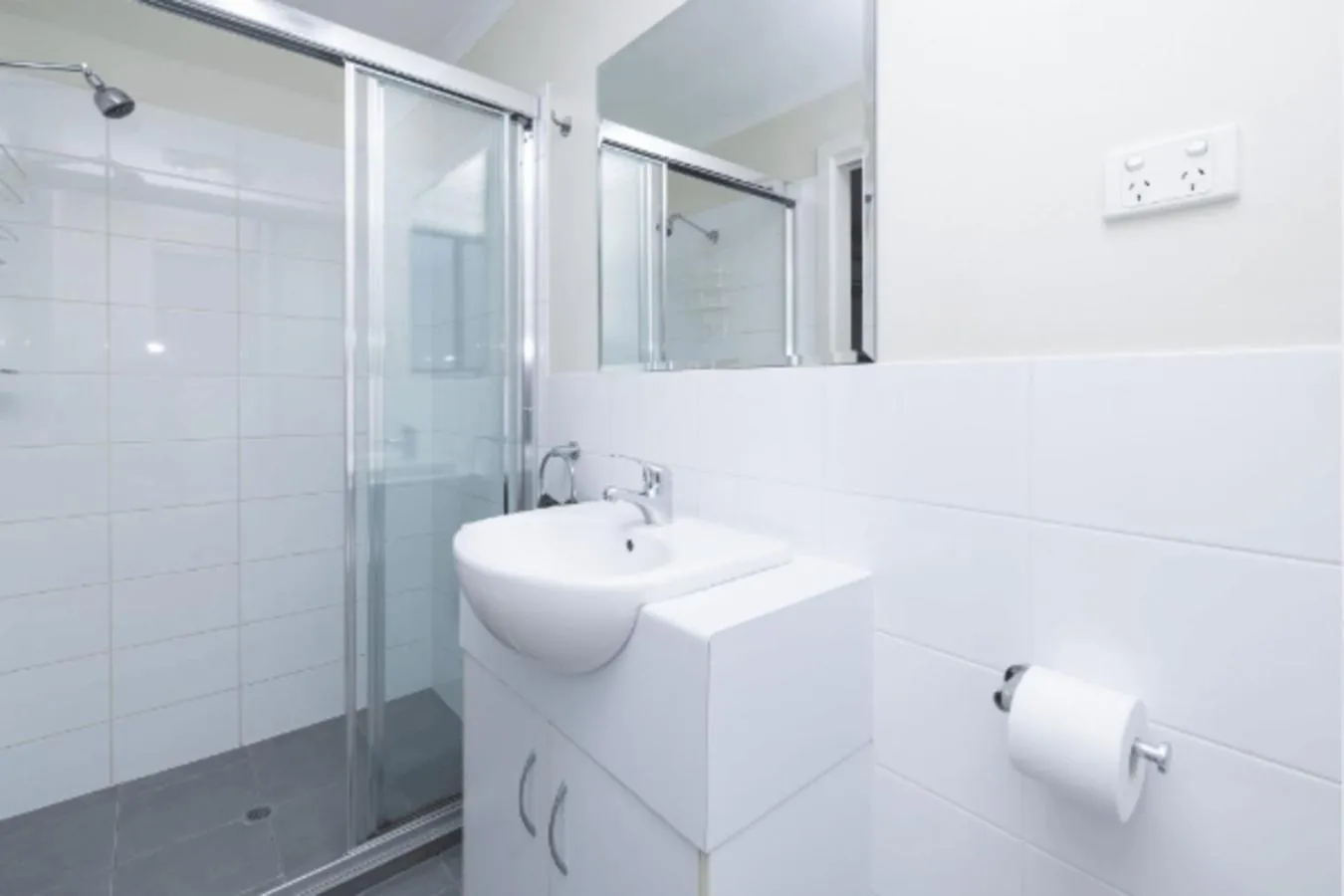 Shower in The Sundowner Cabin & Tourist Park