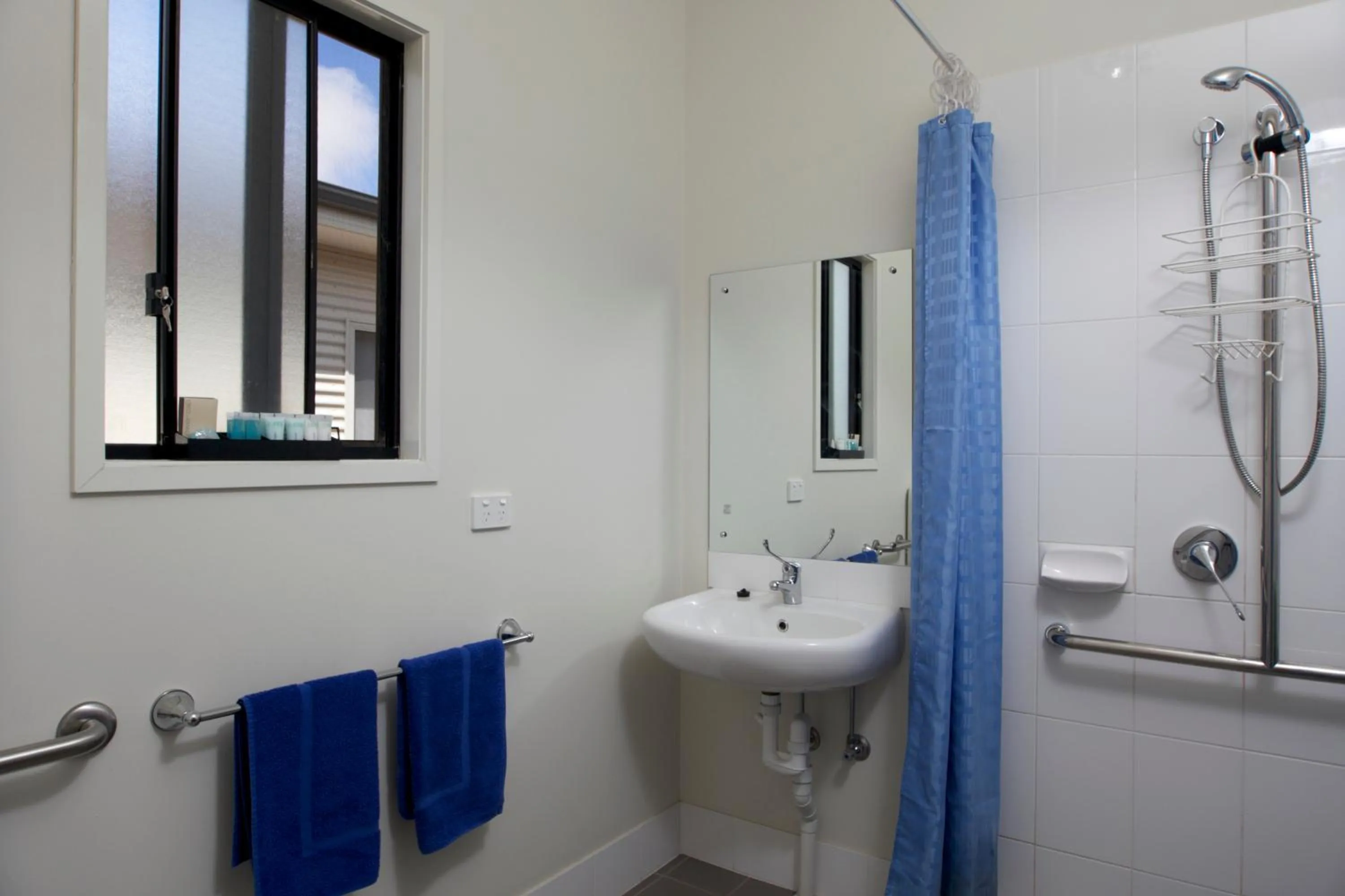 Shower in The Sundowner Cabin & Tourist Park