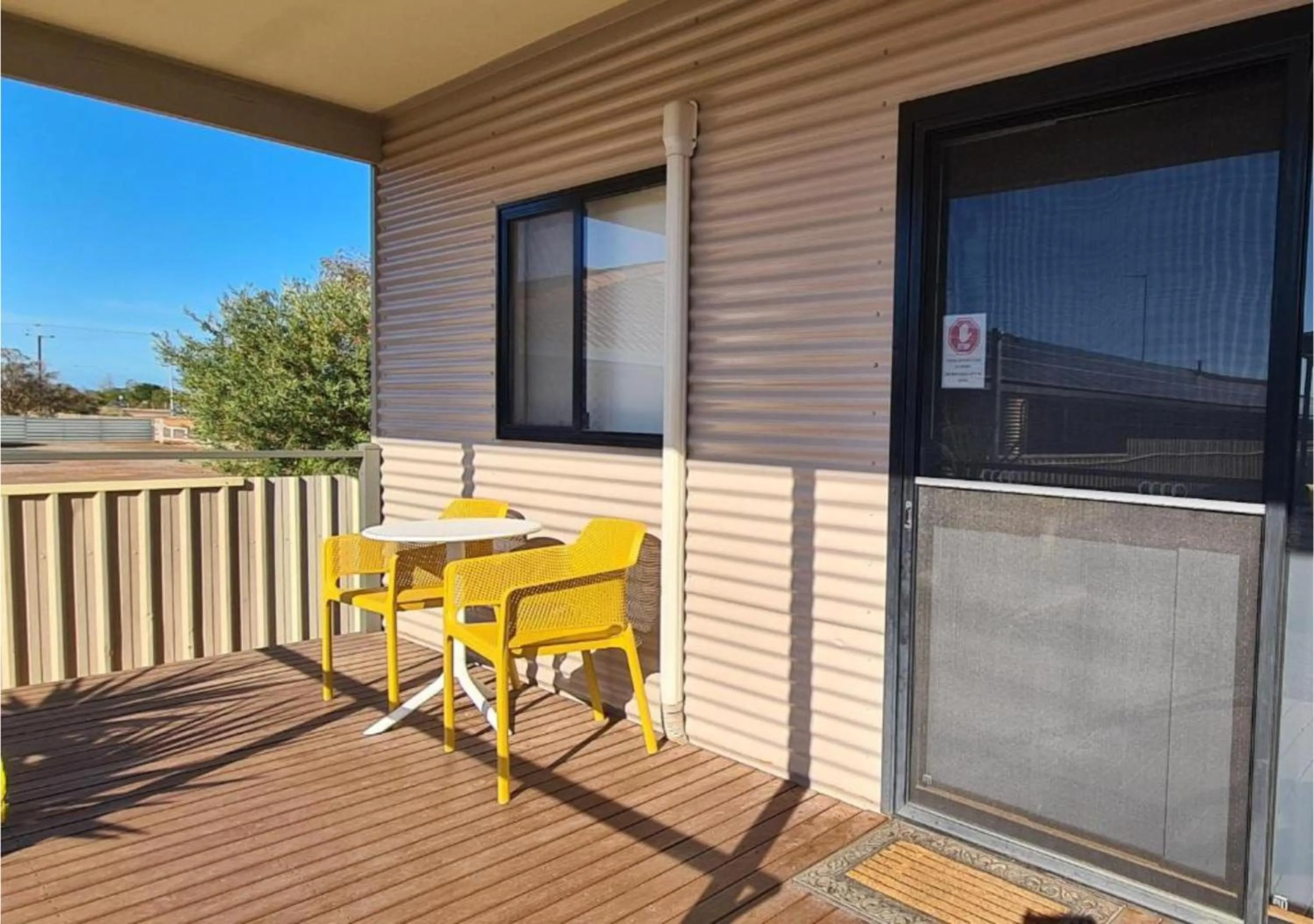 Balcony/Terrace in The Sundowner Cabin & Tourist Park