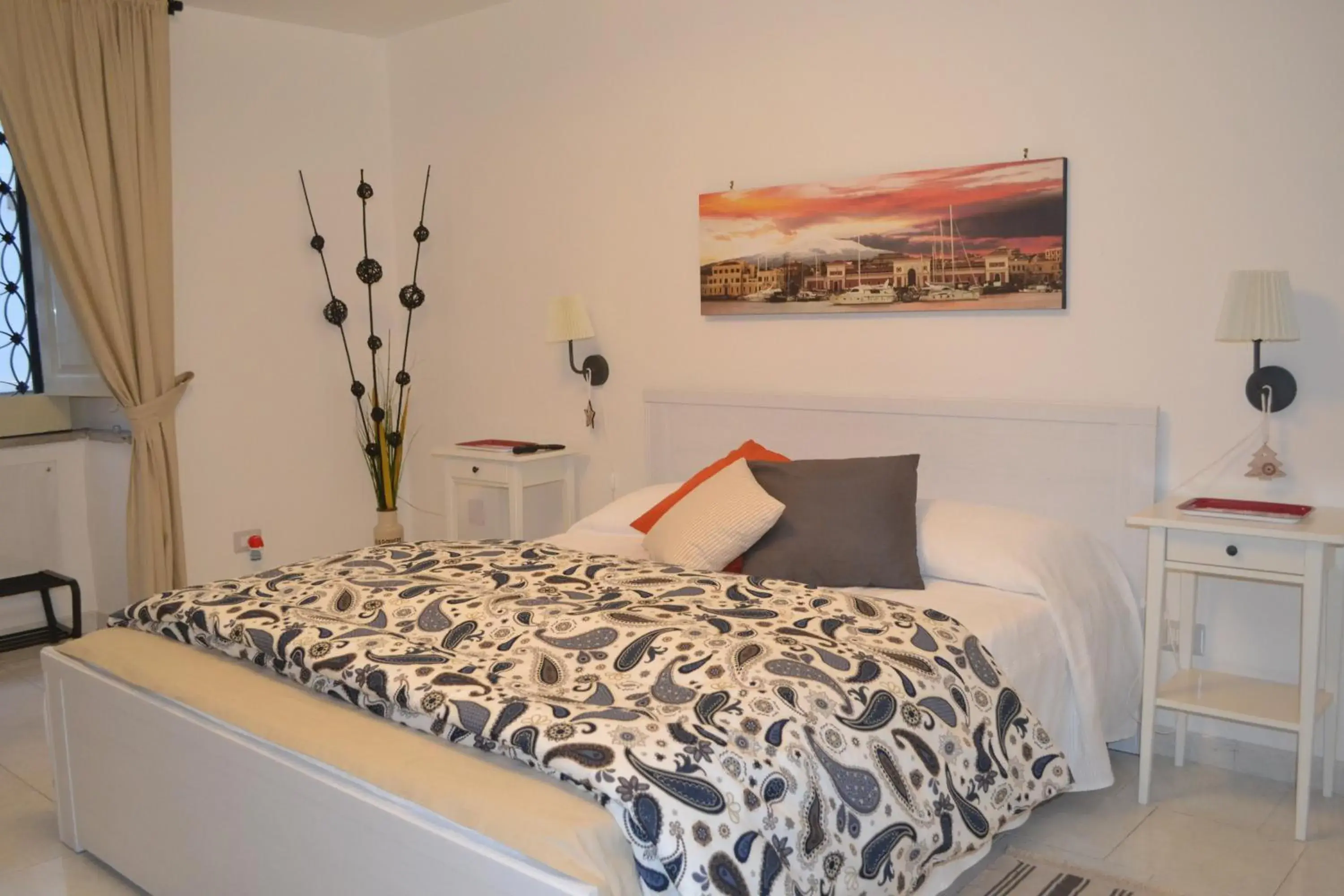 Standard Quadruple Room - single occupancy in Il Cortiletto Di Piazza Verga Standard Quadruple Room - single occupancy in Il Cortiletto Di Piazza Verga