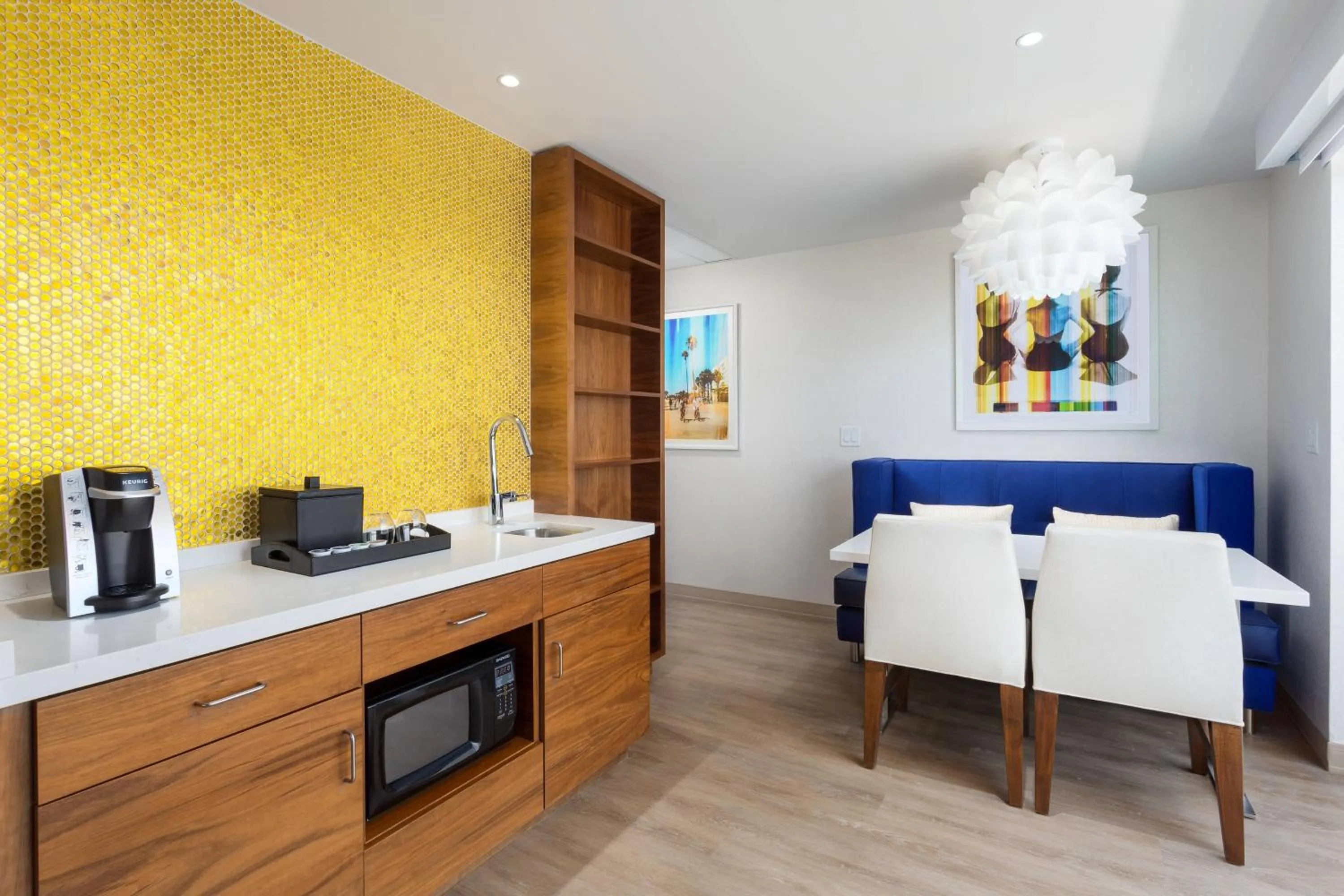 Photo of the whole room in Courtyard by Marriott Santa Monica