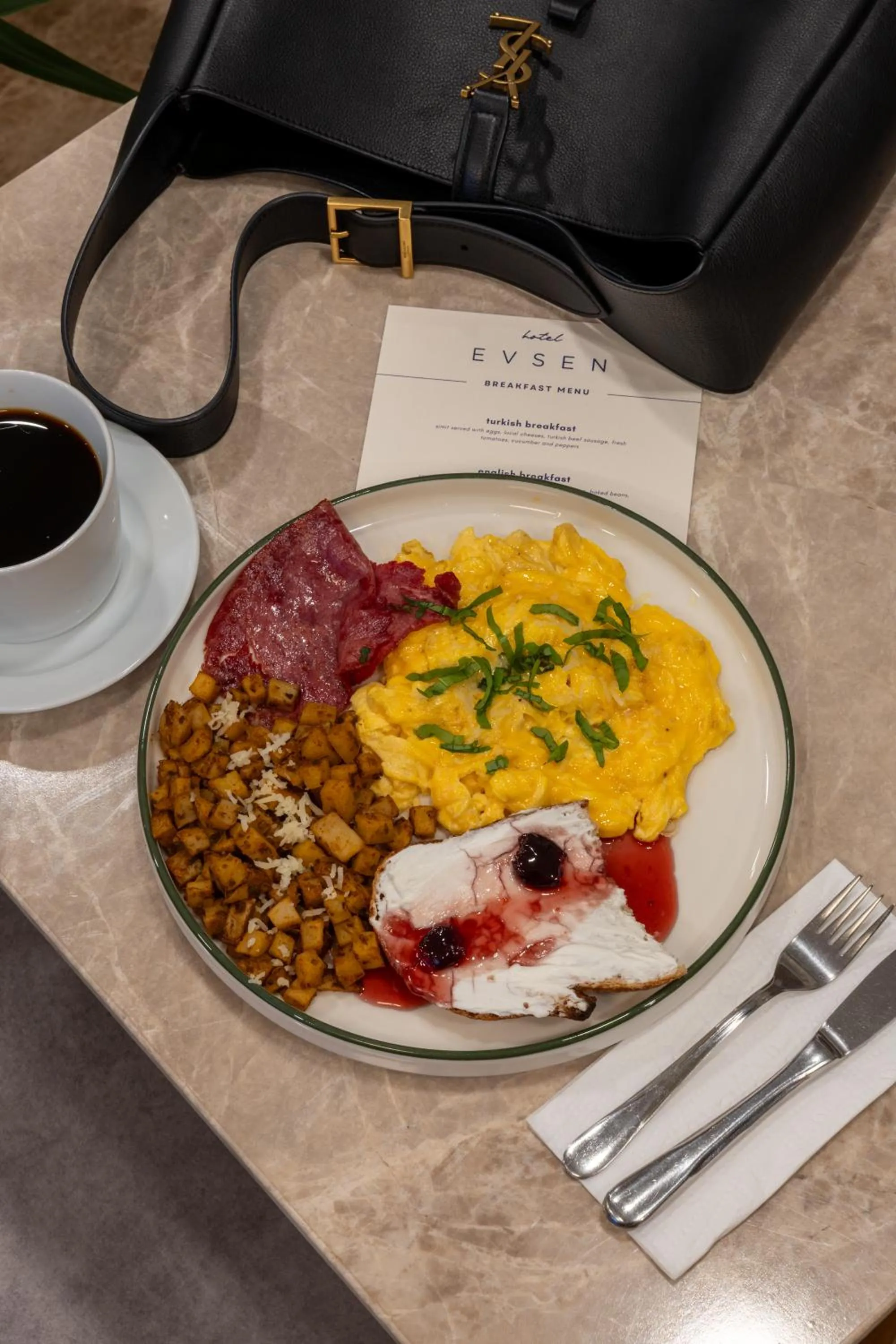 Restaurant/places to eat in Hotel Evsen