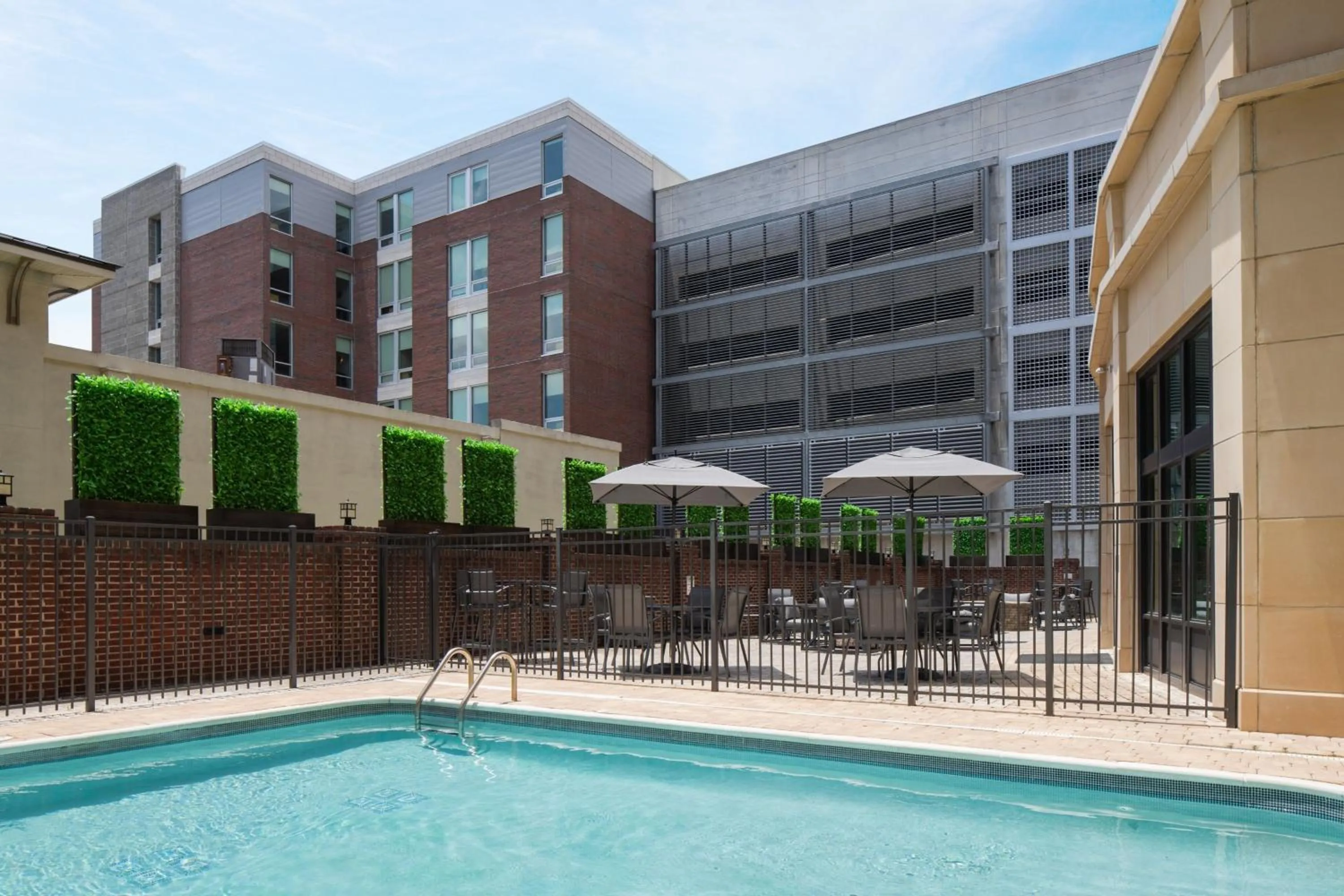 Swimming pool in Fairfield Inn & Suites by Marriott Savannah Downtown Historic District