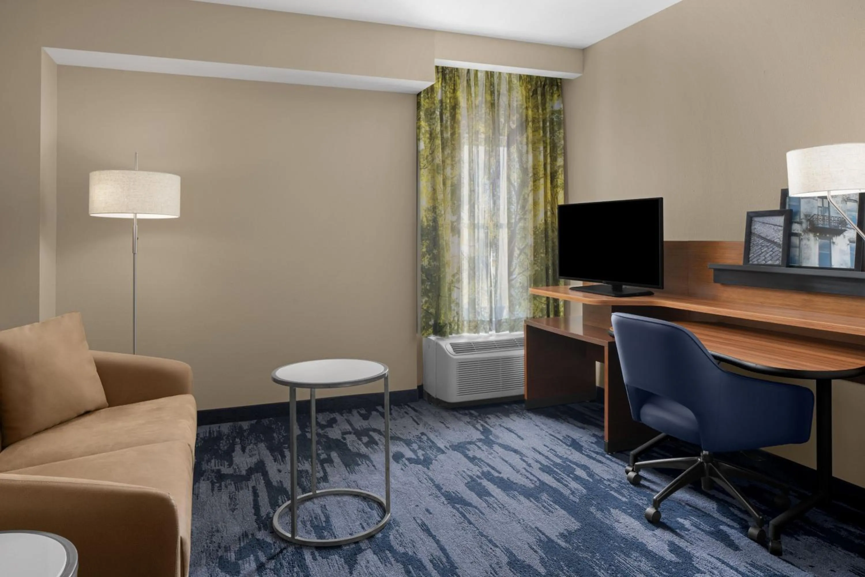 Living room in Fairfield Inn & Suites by Marriott Savannah Downtown Historic District