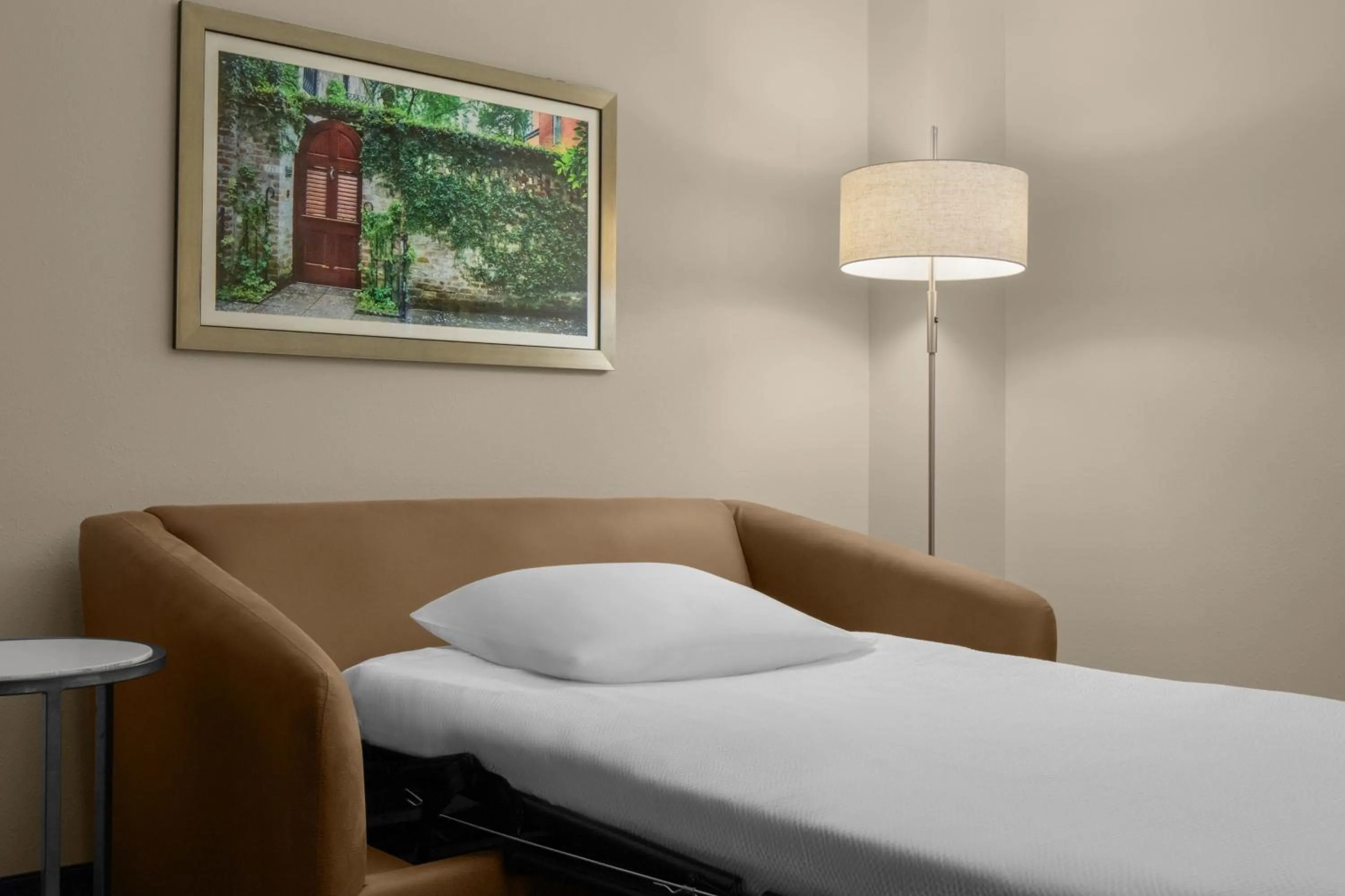 Photo of the whole room, Bed in Fairfield Inn & Suites by Marriott Savannah Downtown Historic District