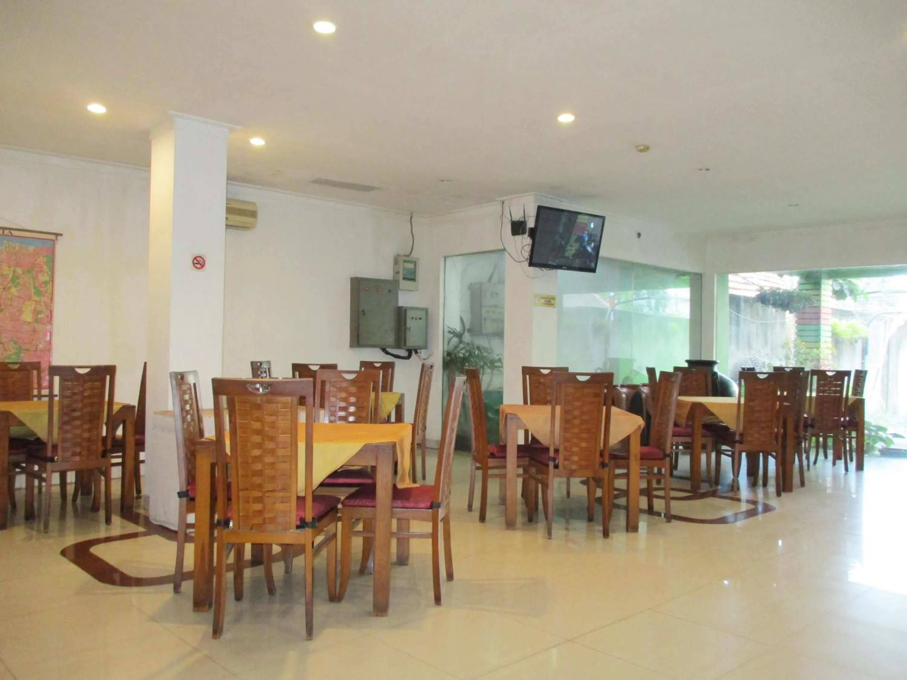 Communal lounge/ TV room in Hotel Caravan Tanah Abang