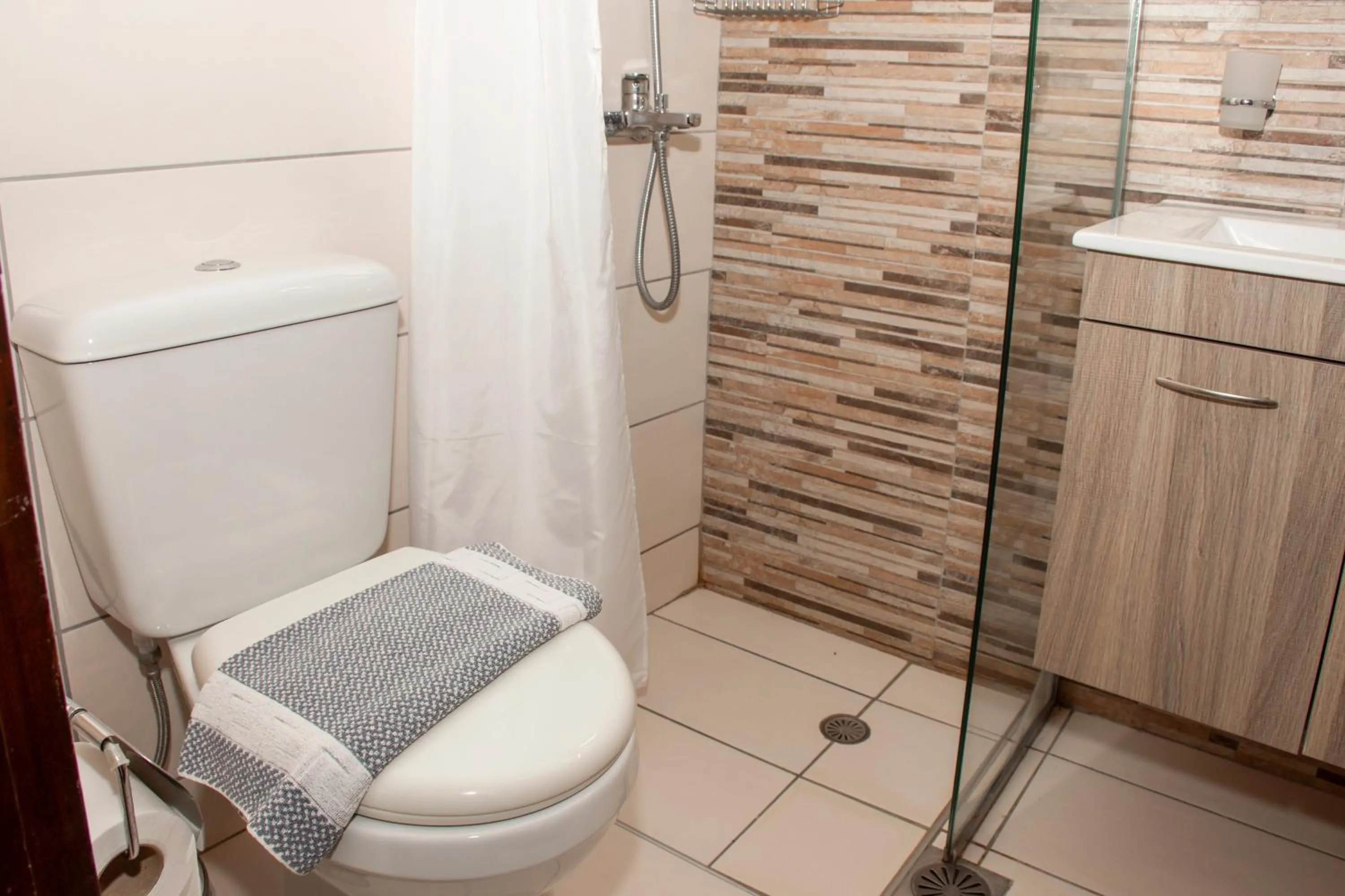 Toilet in Argo Rooms-Papadakis