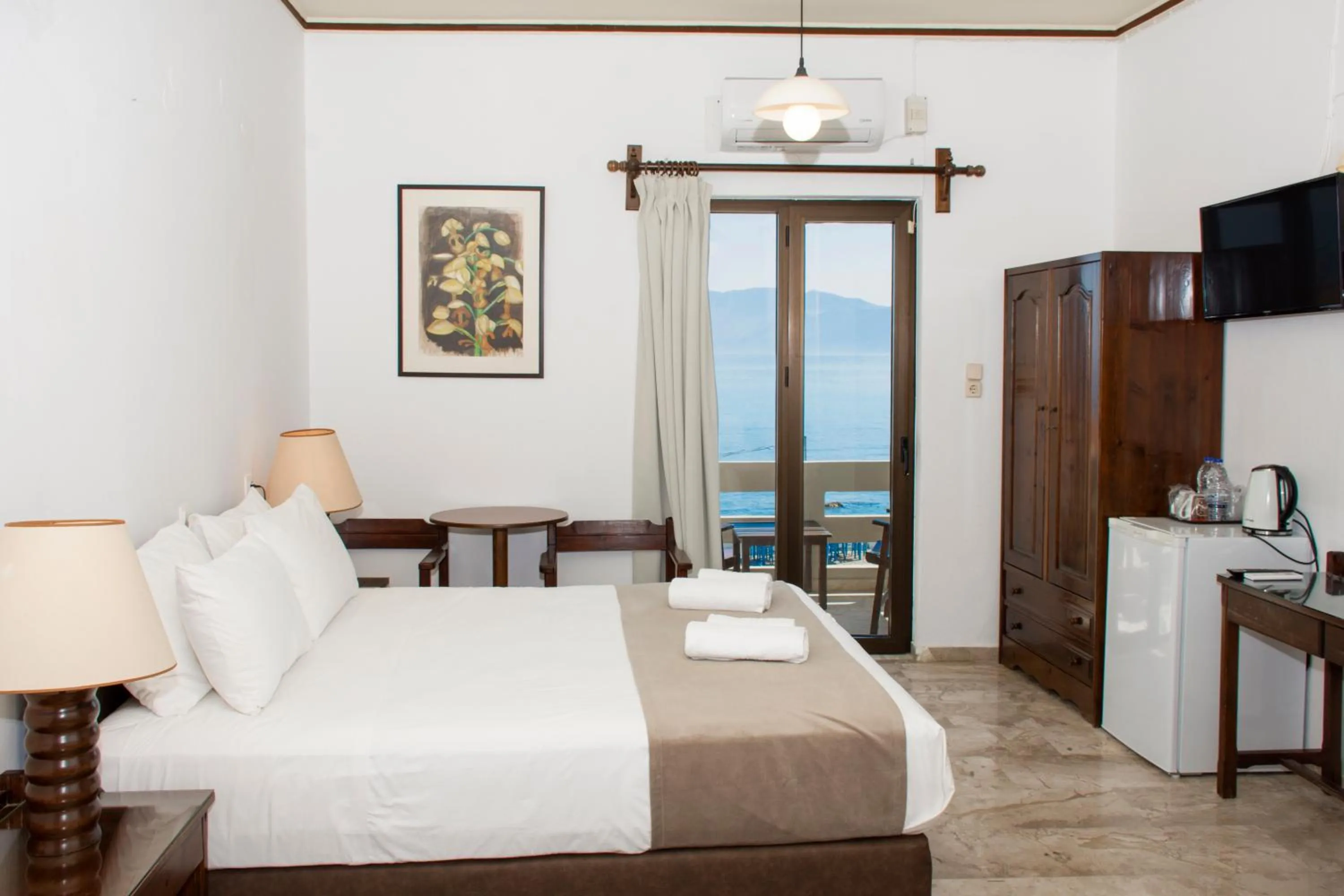 Photo of the whole room, Bed in Argo Rooms-Papadakis