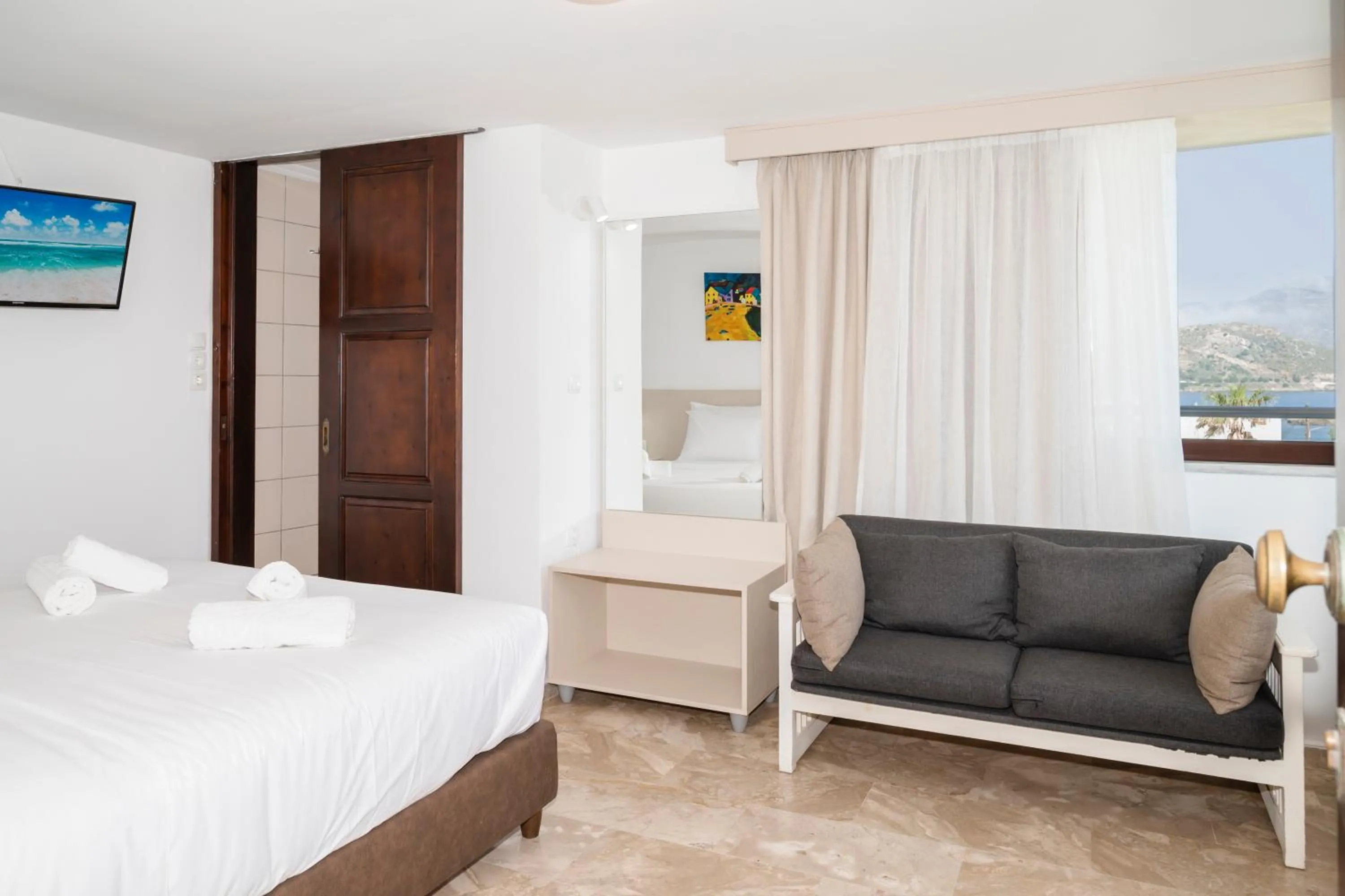 Photo of the whole room, Bed in Argo Rooms-Papadakis