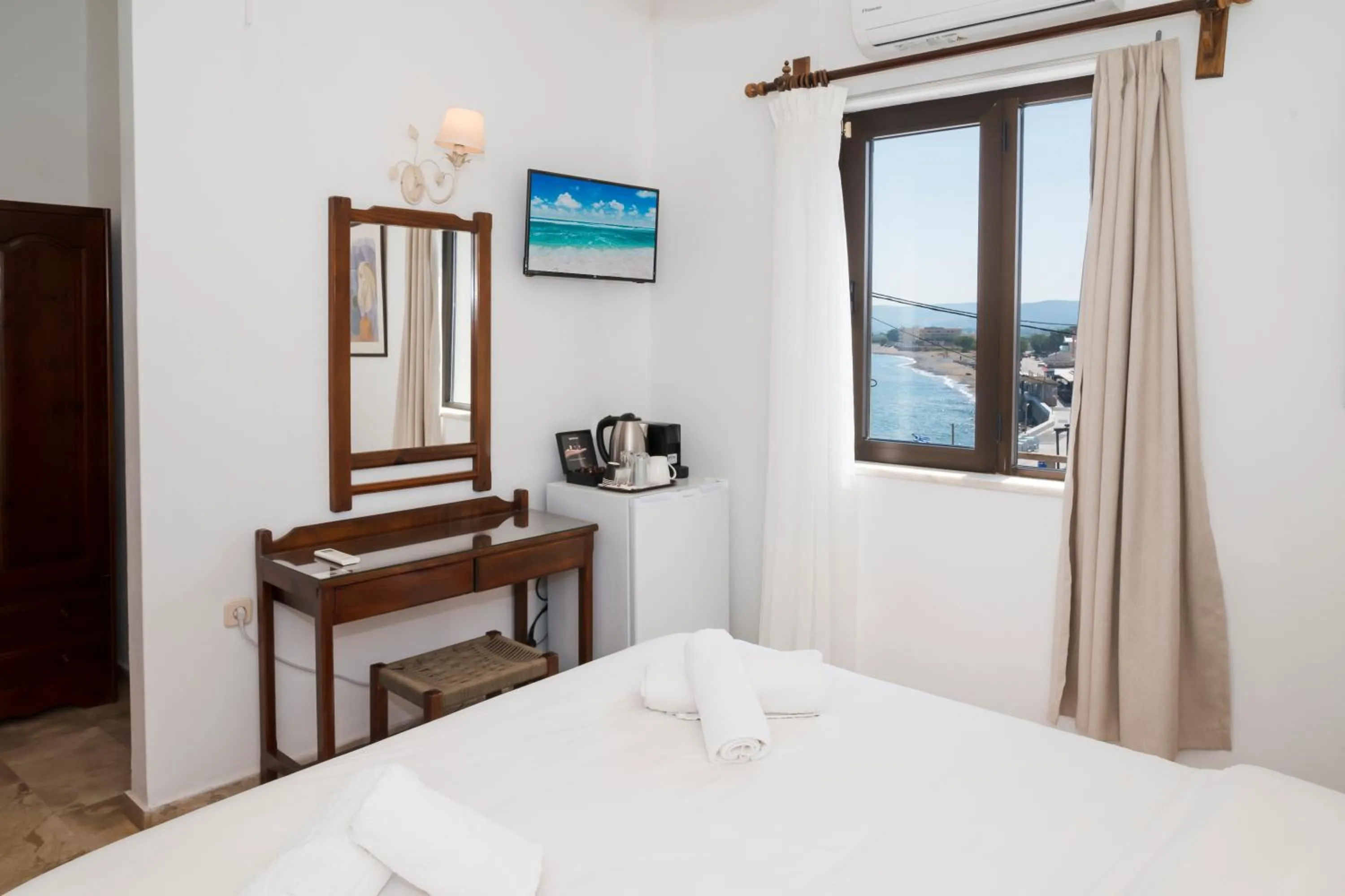 Photo of the whole room, Bed in Argo Rooms-Papadakis