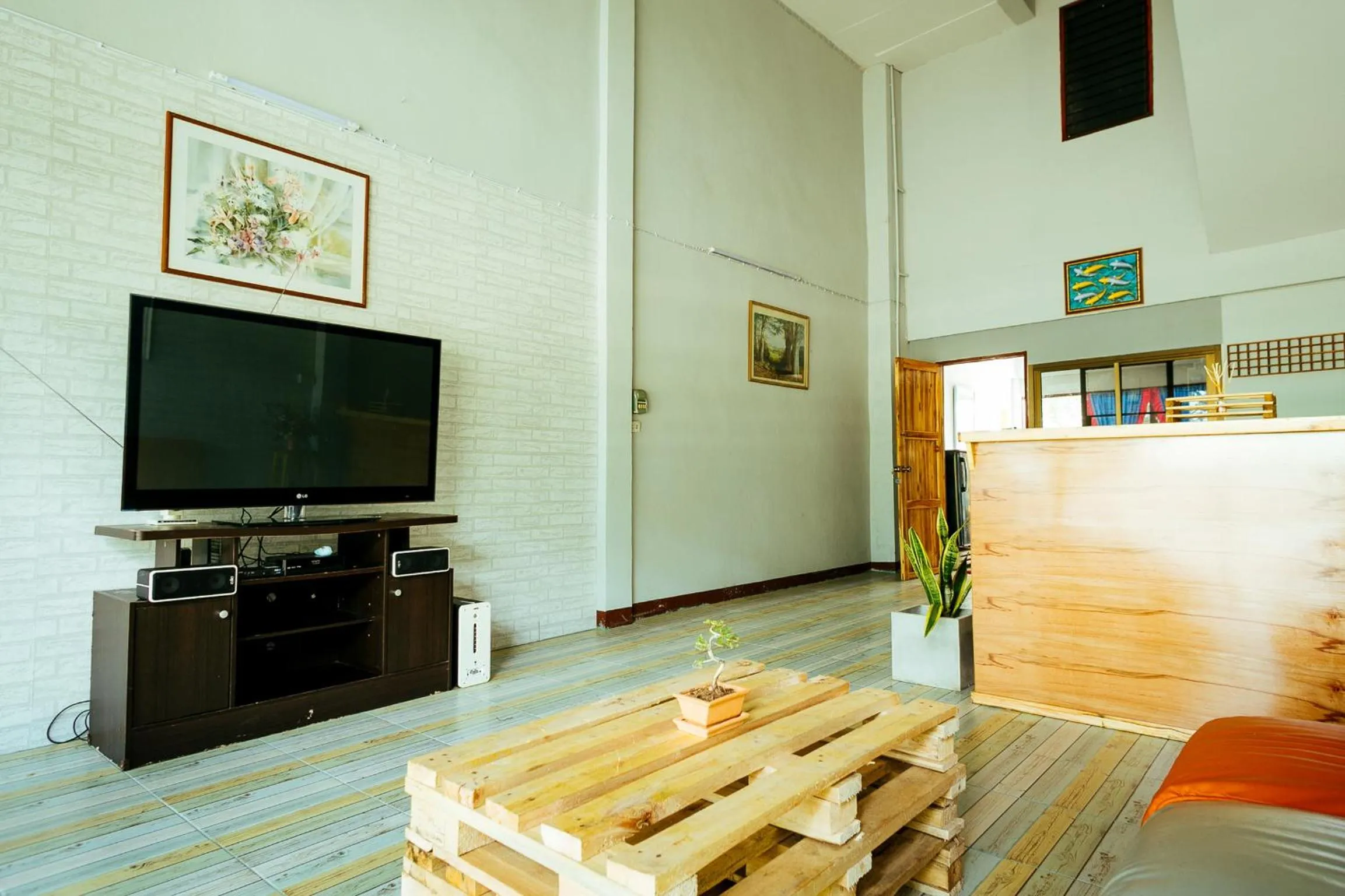 Communal lounge/ TV room in Malai Place Lampang