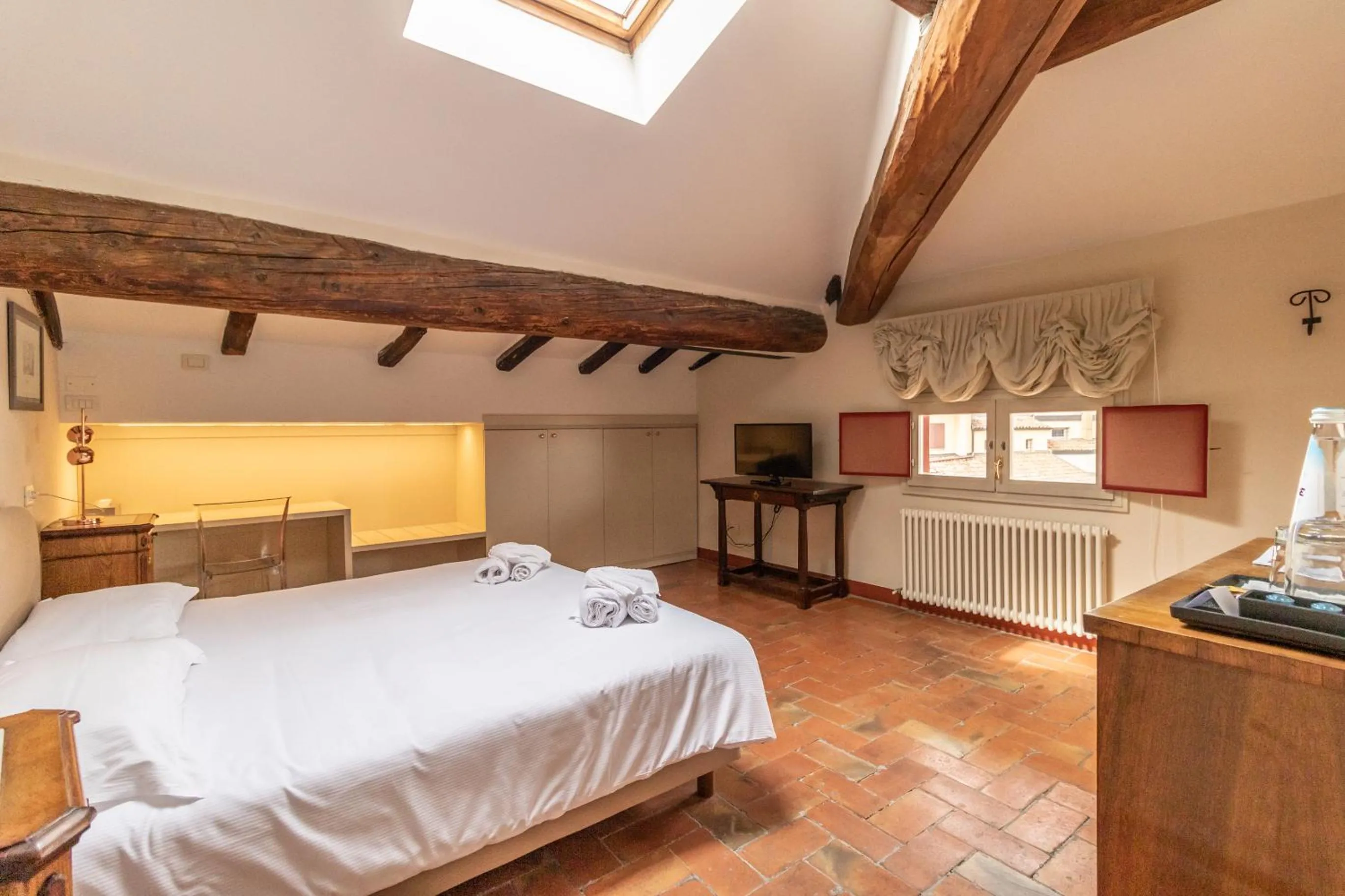 Bed in Casa Isolani Charms Rooms Santo Stefano