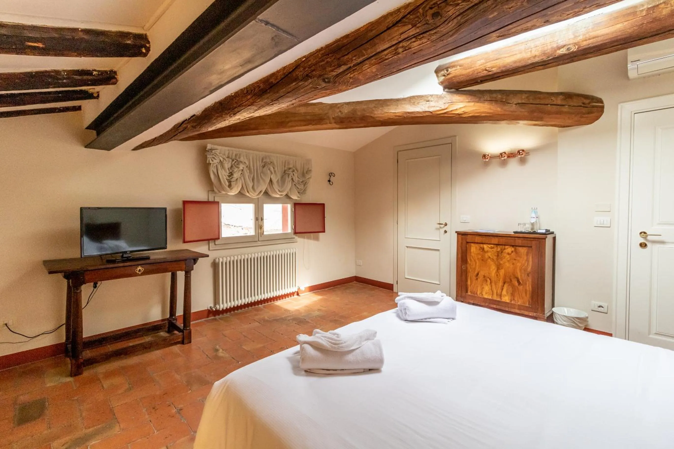 Bedroom, Bed in Casa Isolani Charms Rooms Santo Stefano